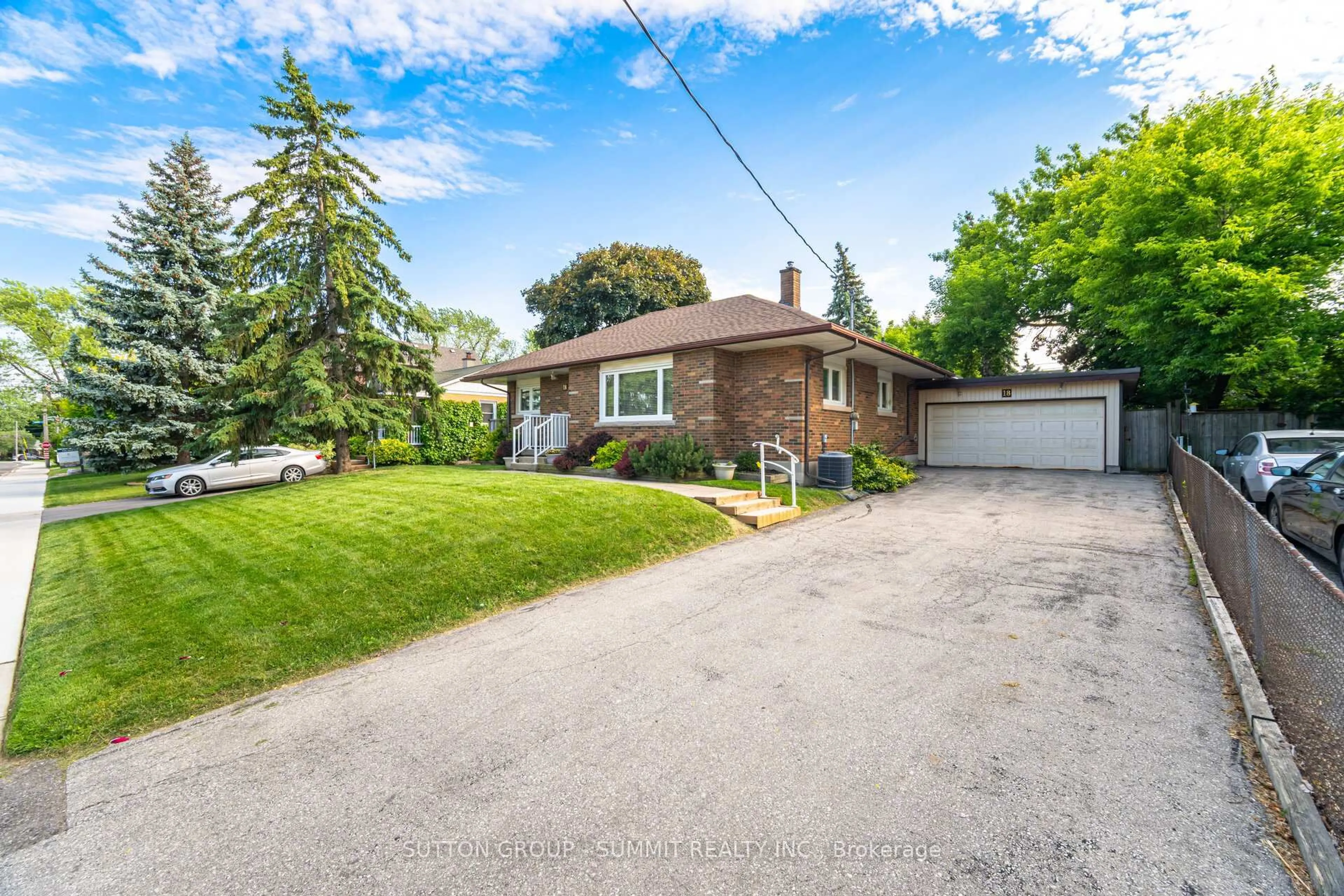 A pic from outside/outdoor area/front of a property/back of a property/a pic from drone, street for 18 Joymar Dr, Mississauga Ontario L5M 1E9