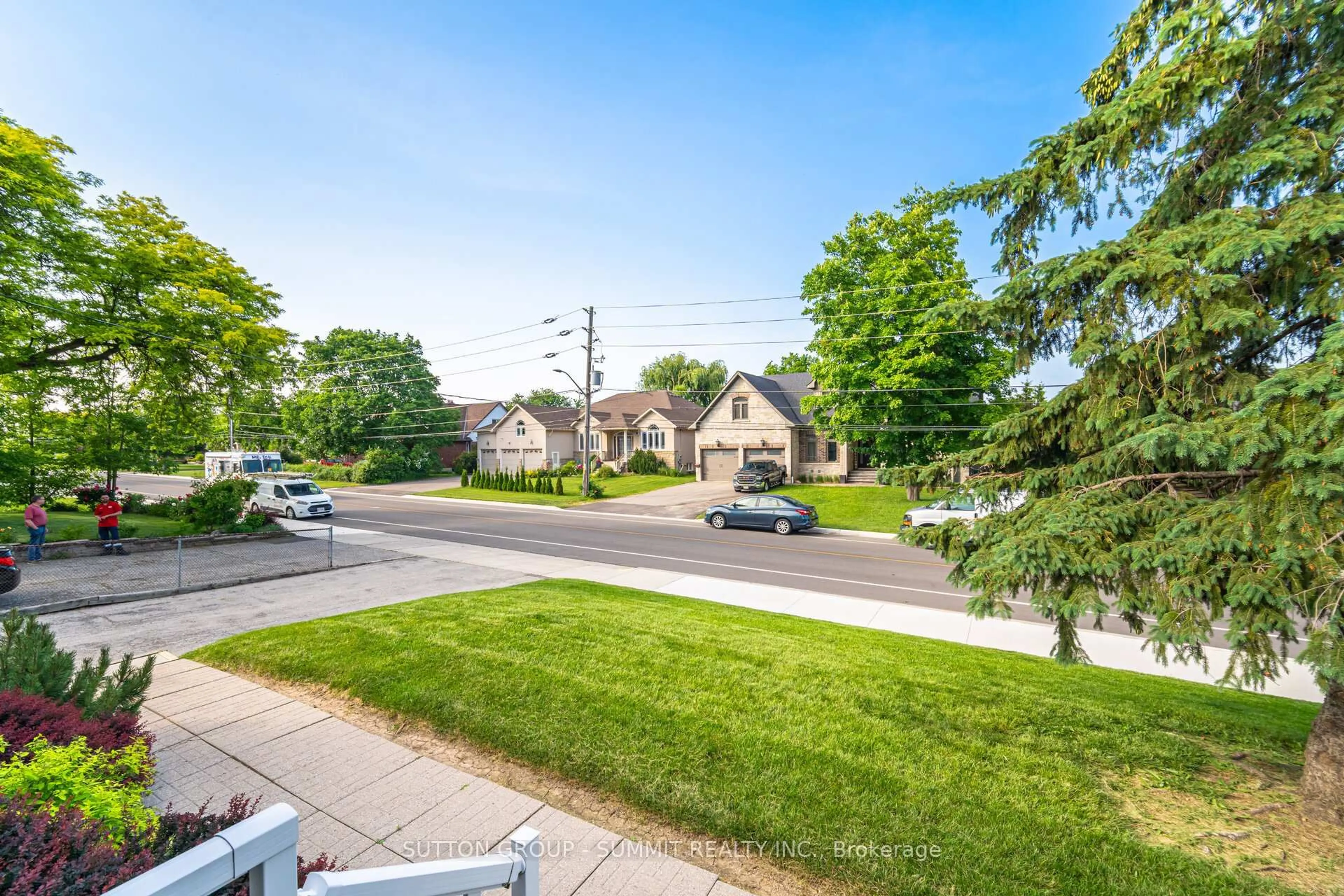 A pic from outside/outdoor area/front of a property/back of a property/a pic from drone, street for 18 Joymar Dr, Mississauga Ontario L5M 1E9