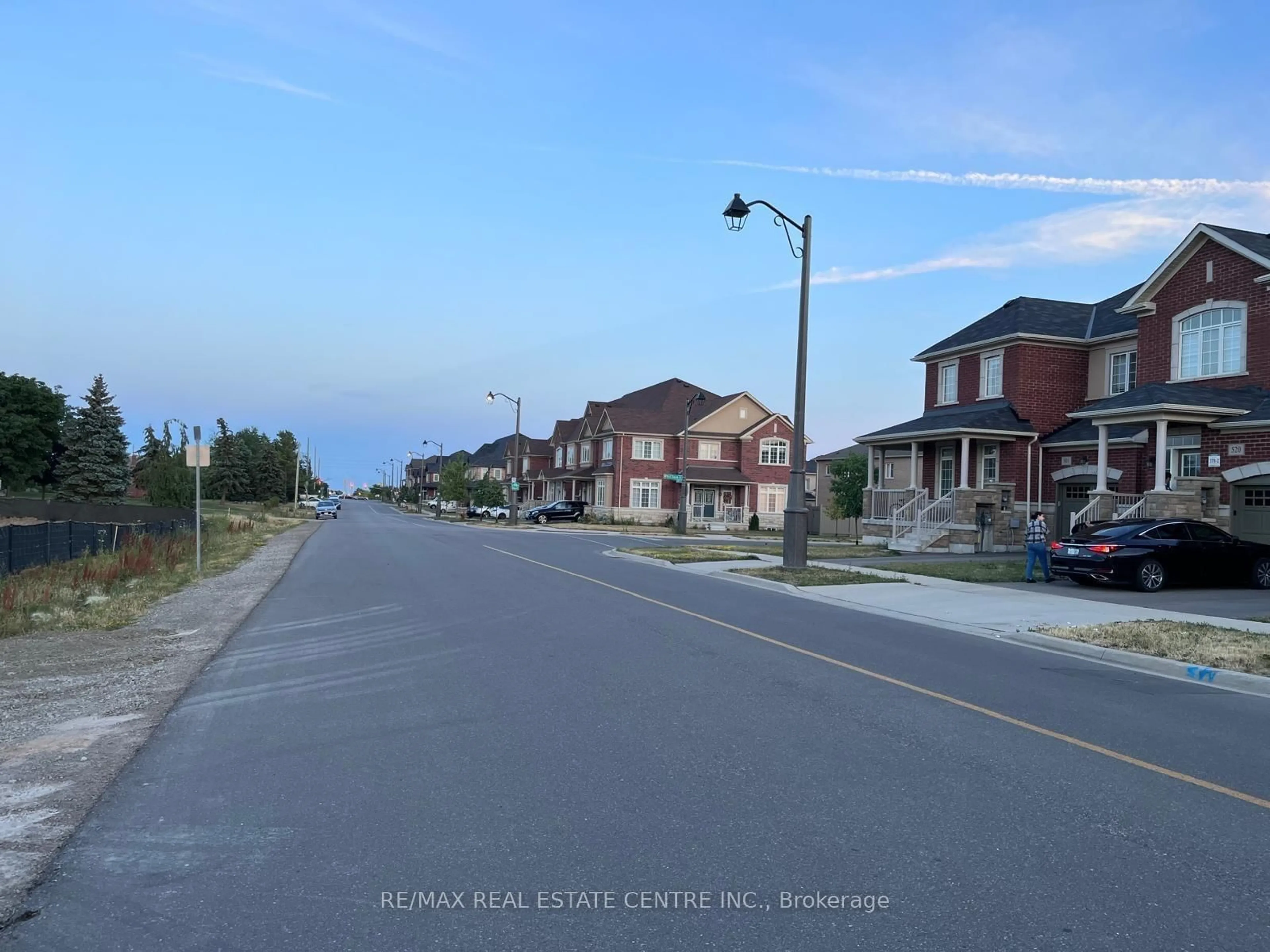 Blurry image for 520 Threshing Mill Blvd, Oakville Ontario L6H 0S9