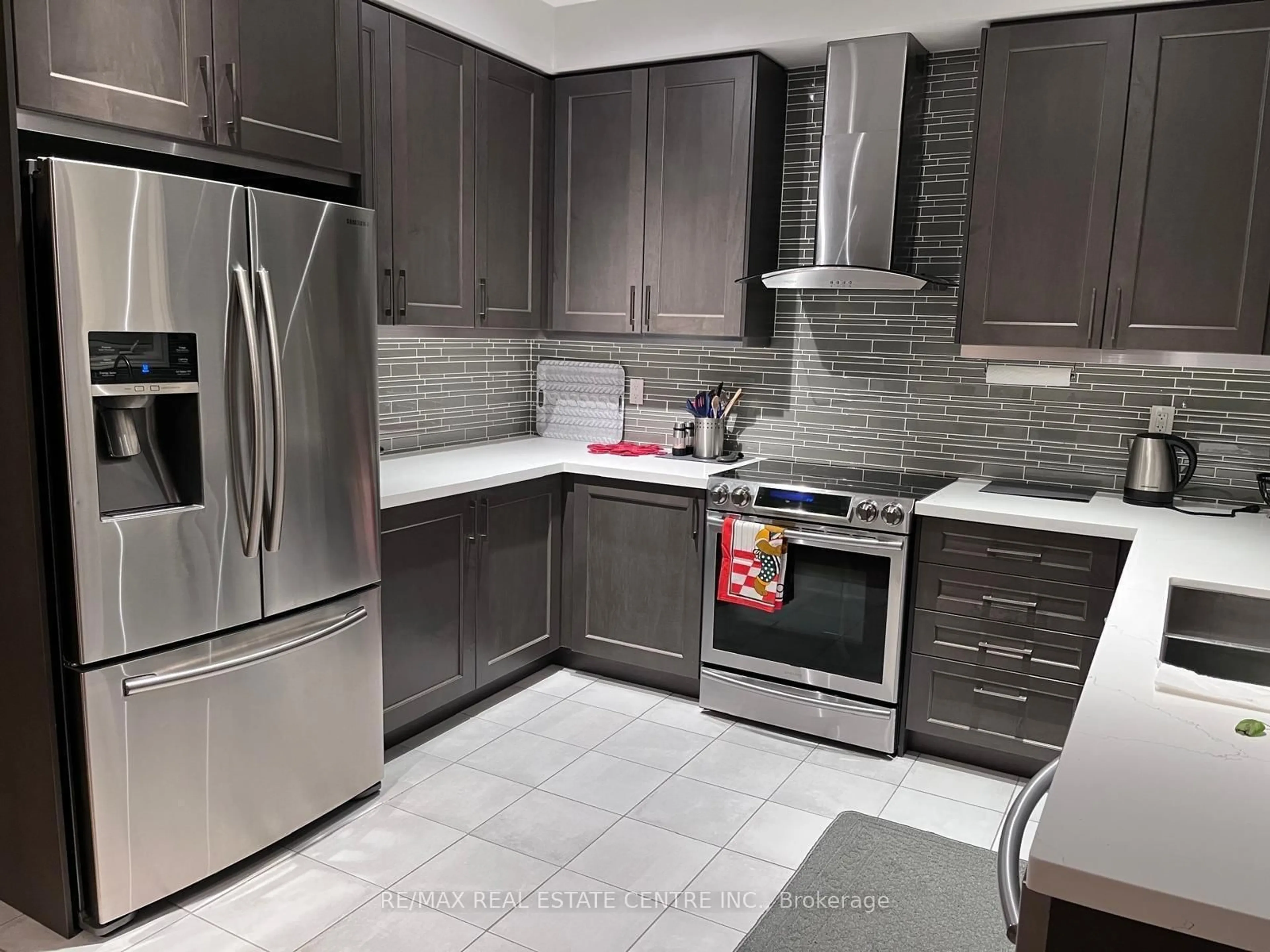Contemporary kitchen, ceramic/tile floor for 520 Threshing Mill Blvd, Oakville Ontario L6H 0S9