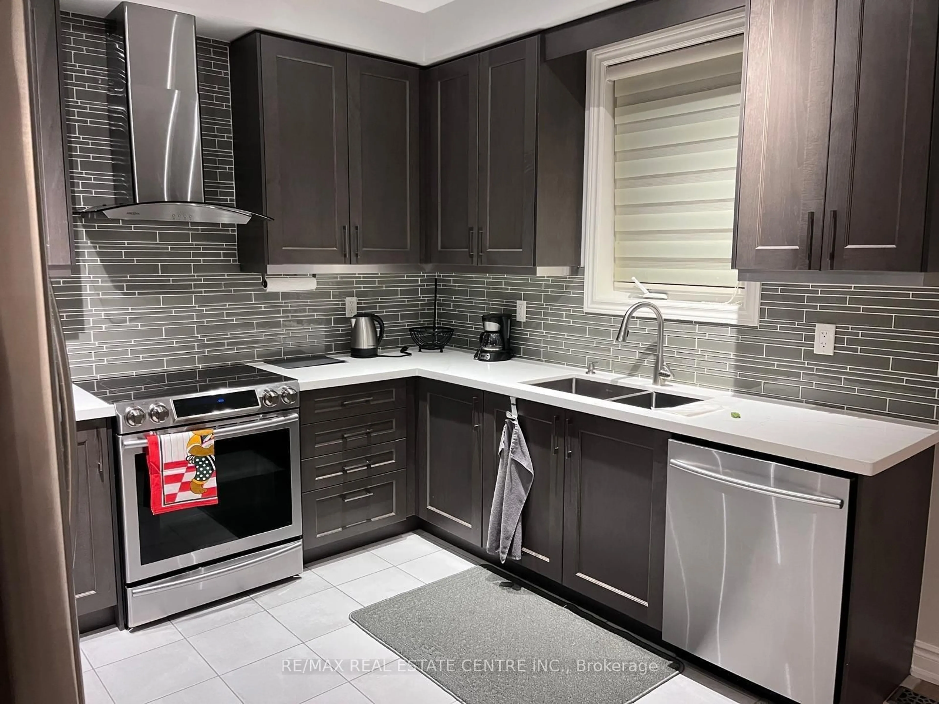 Contemporary kitchen, ceramic/tile floor for 520 Threshing Mill Blvd, Oakville Ontario L6H 0S9
