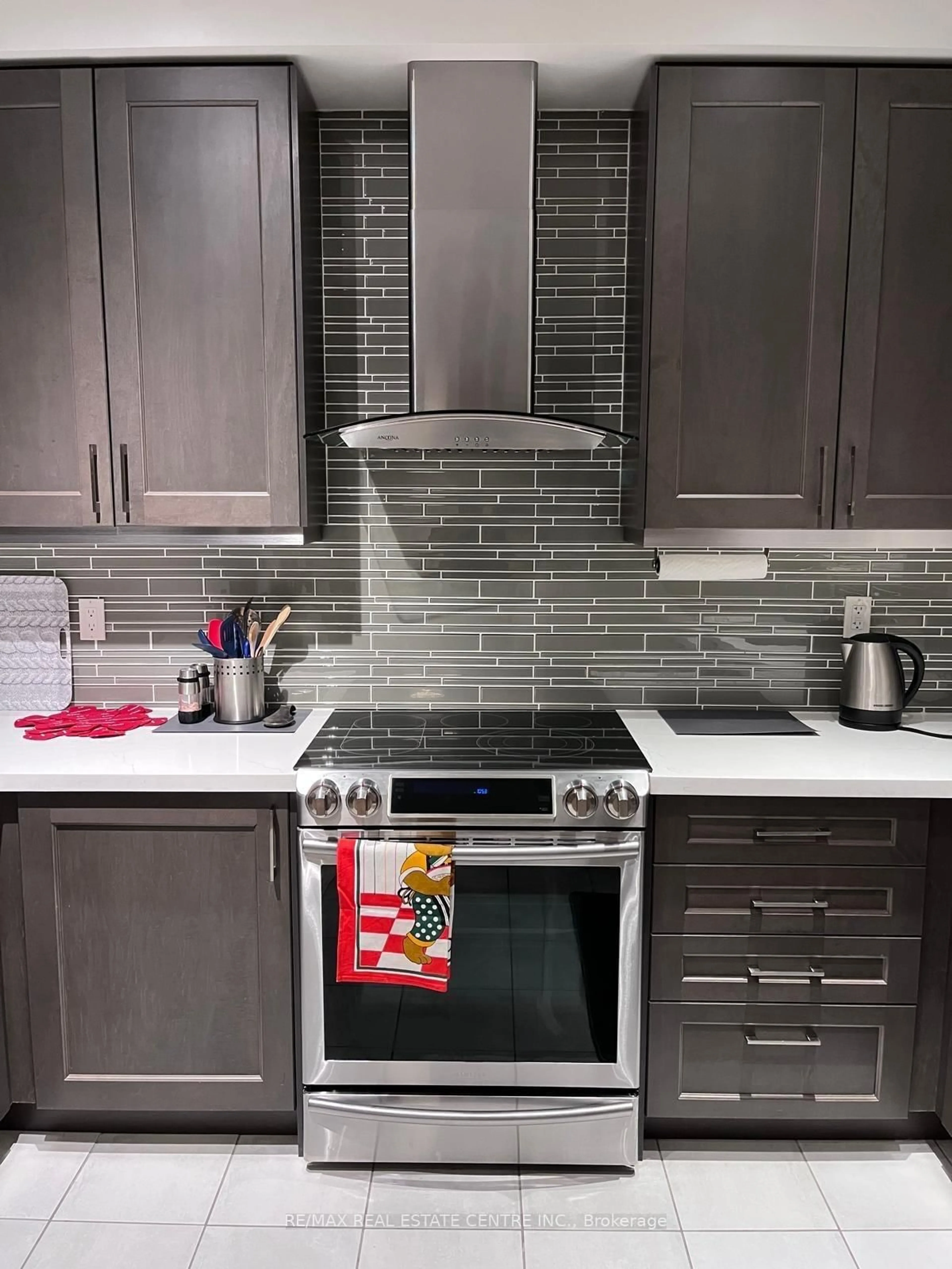 Contemporary kitchen, ceramic/tile floor for 520 Threshing Mill Blvd, Oakville Ontario L6H 0S9