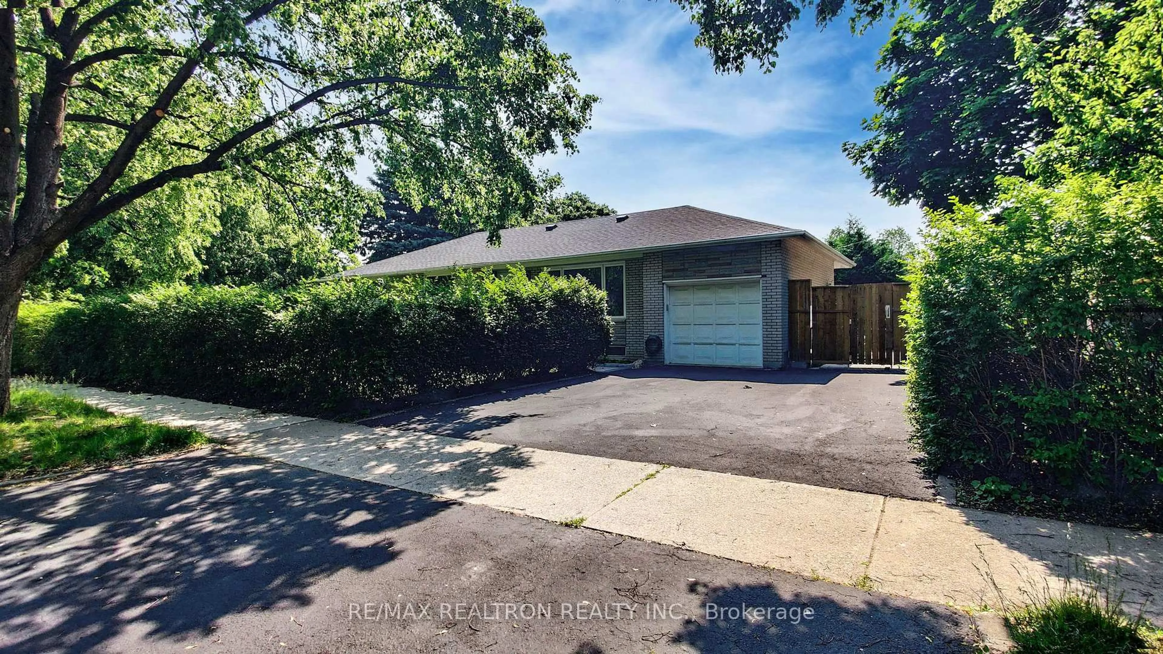 A pic from outside/outdoor area/front of a property/back of a property/a pic from drone, street for 1599 Lewisham Dr, Mississauga Ontario L5J 3R2