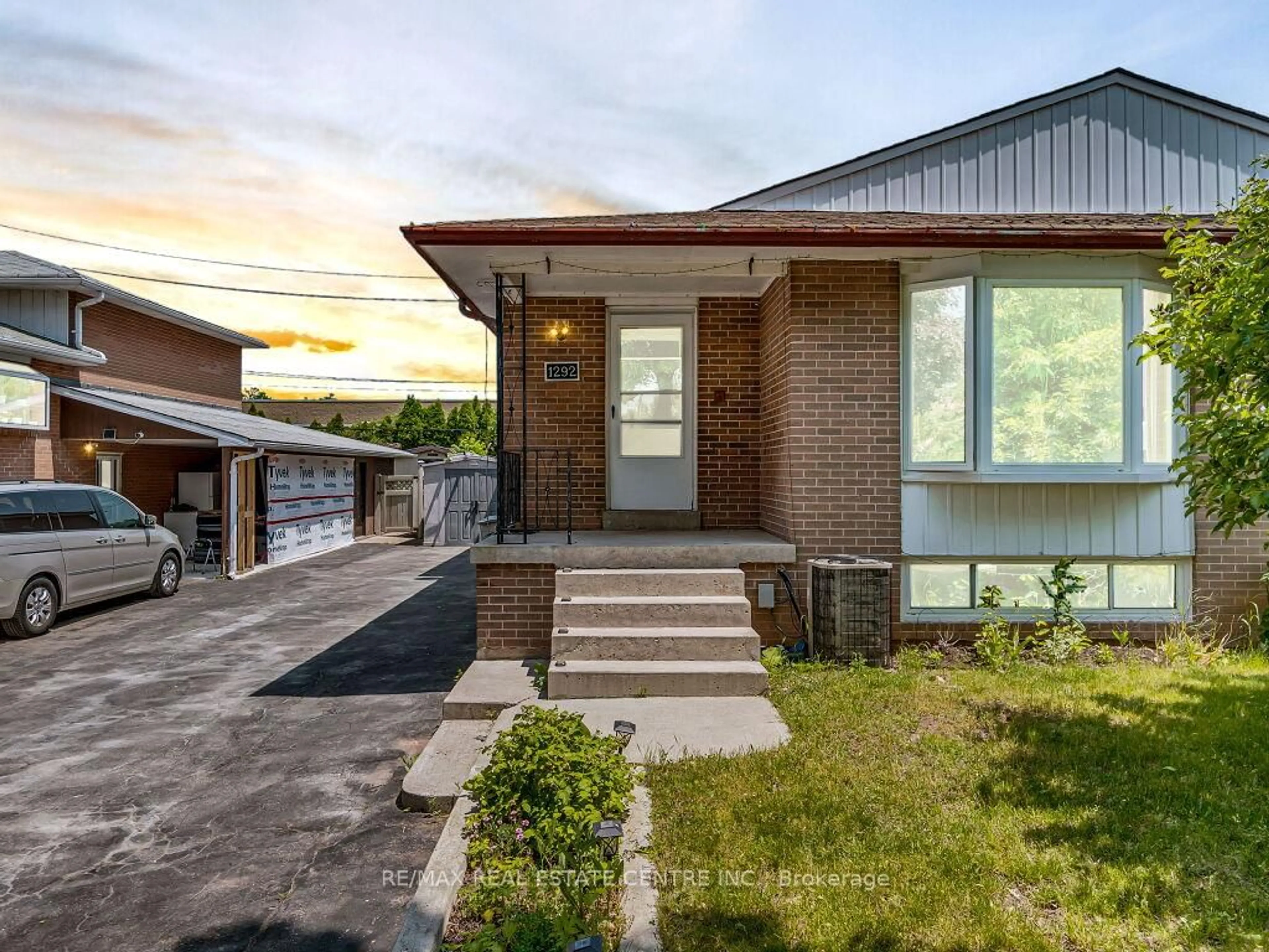 Home with brick exterior material, street for 1292 NAPIER Cres, Oakville Ontario L6H 2A4