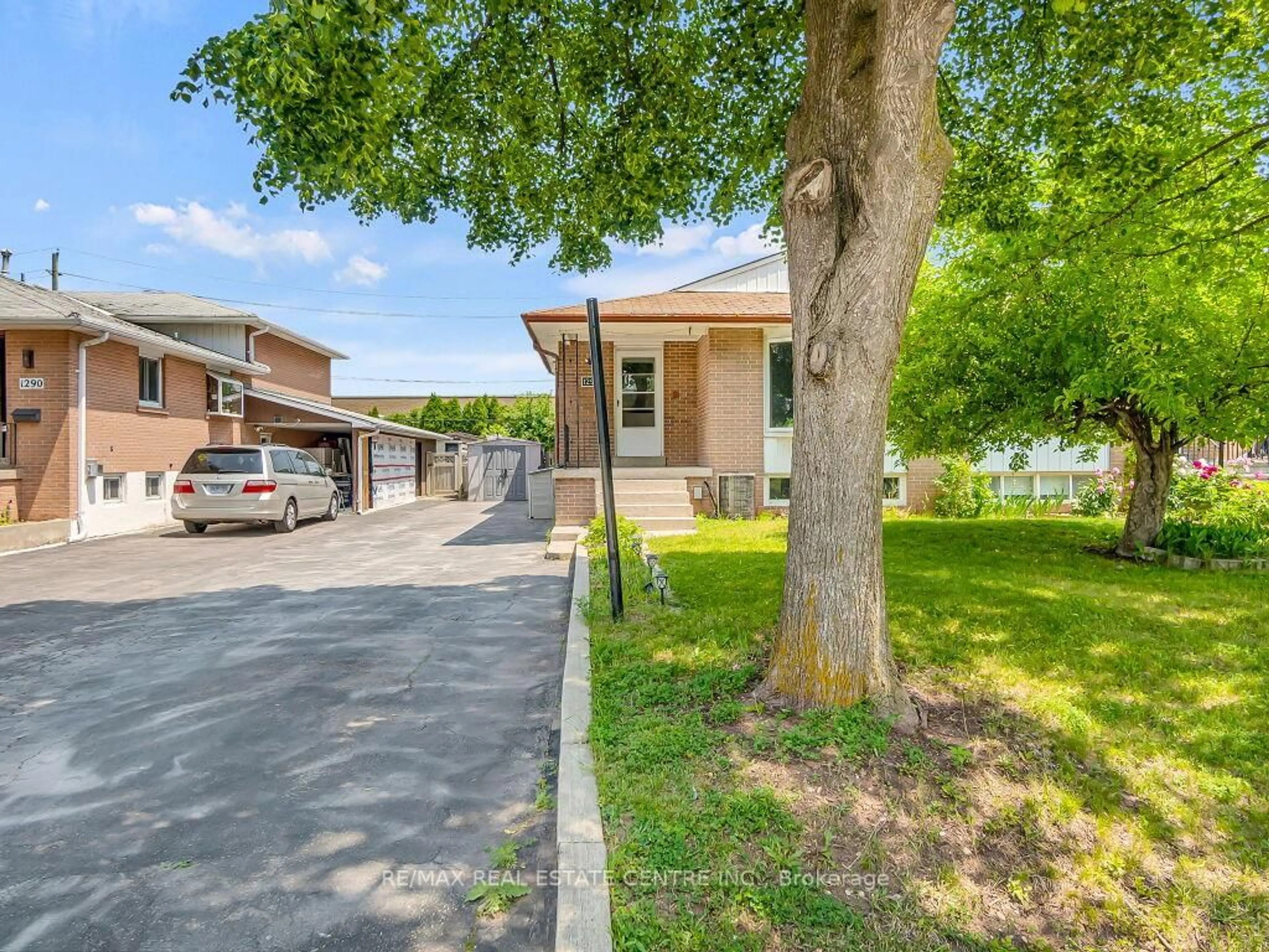 A pic from outside/outdoor area/front of a property/back of a property/a pic from drone, street for 1292 NAPIER Cres, Oakville Ontario L6H 2A4