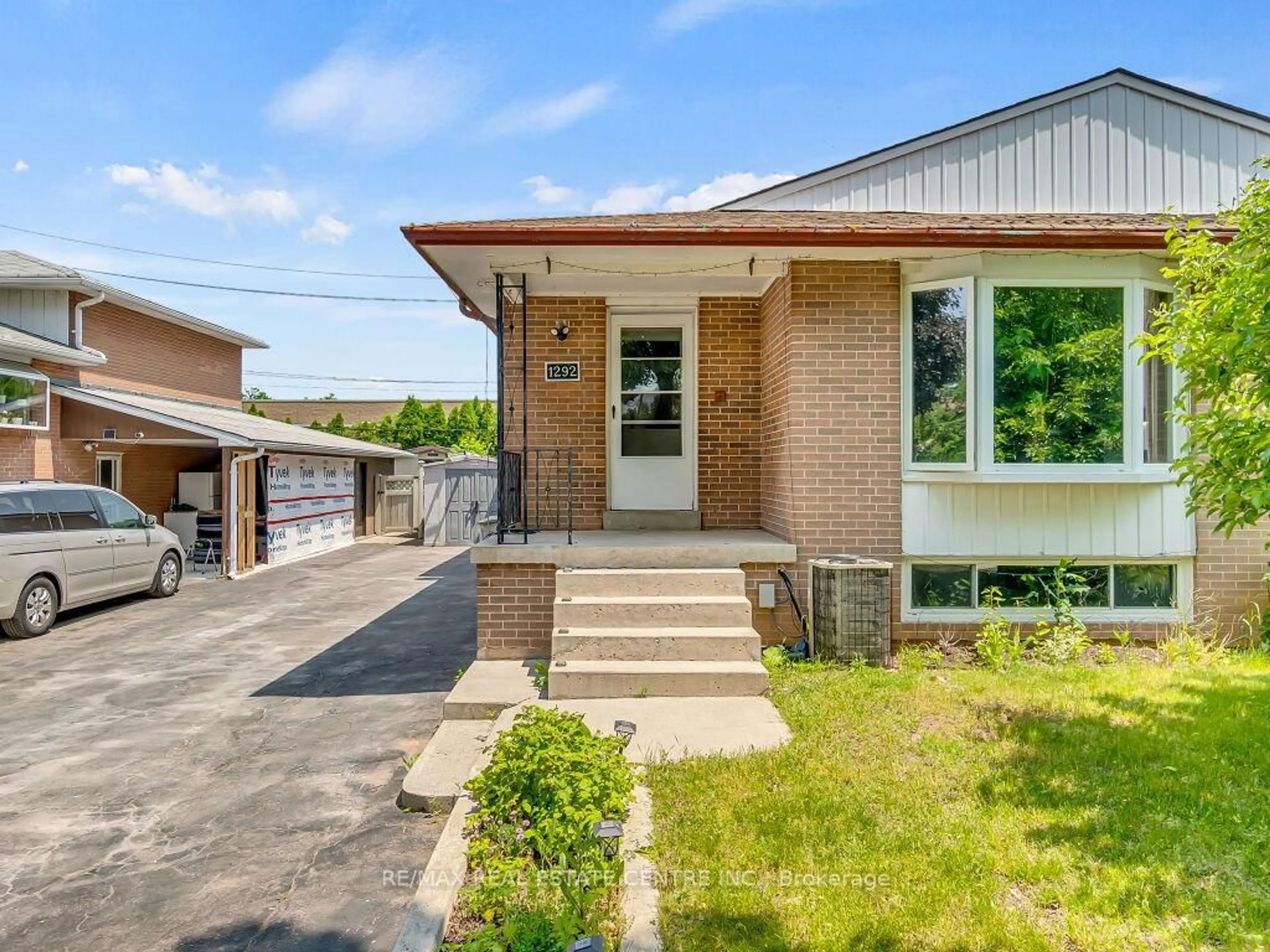 Home with brick exterior material, street for 1292 NAPIER Cres, Oakville Ontario L6H 2A4