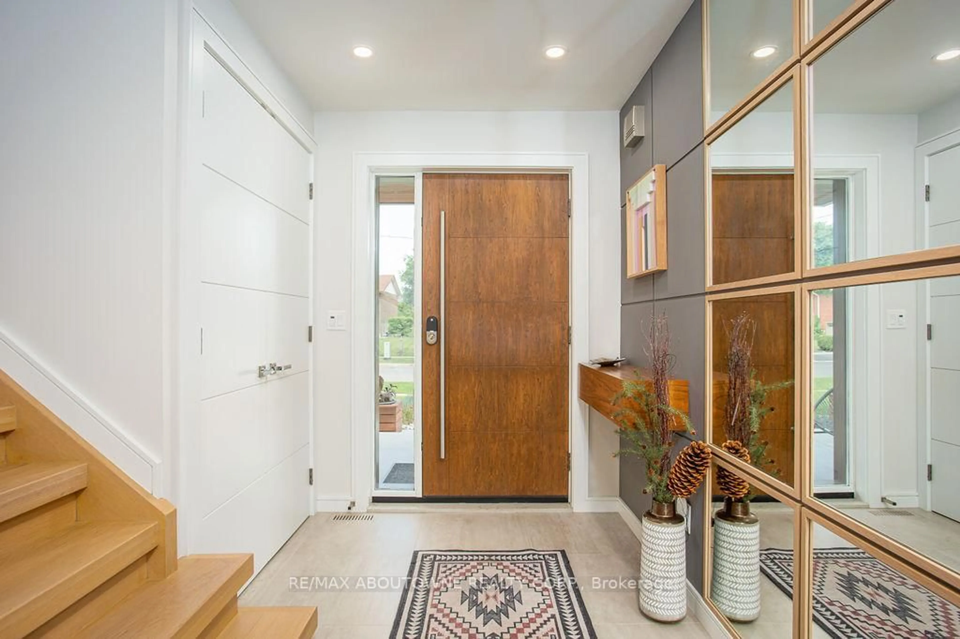 Indoor entryway for 230 Elmwood Rd, Oakville Ontario L6K 2B1