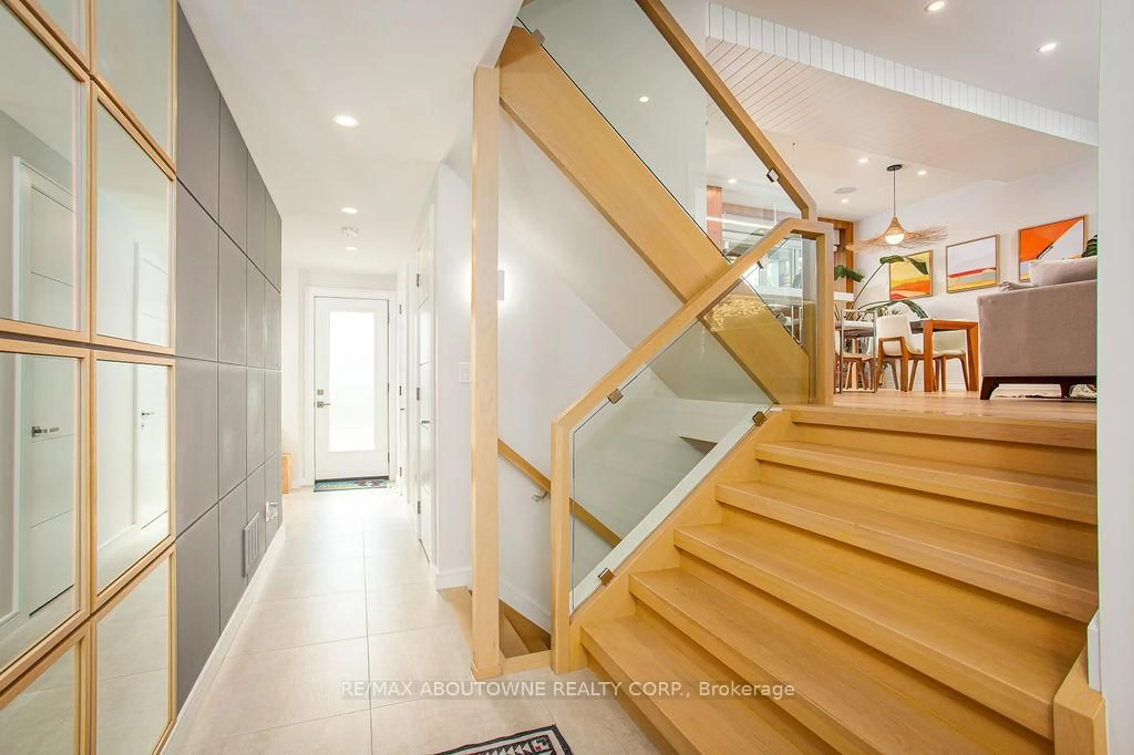 Indoor foyer for 230 Elmwood Rd, Oakville Ontario L6K 2B1