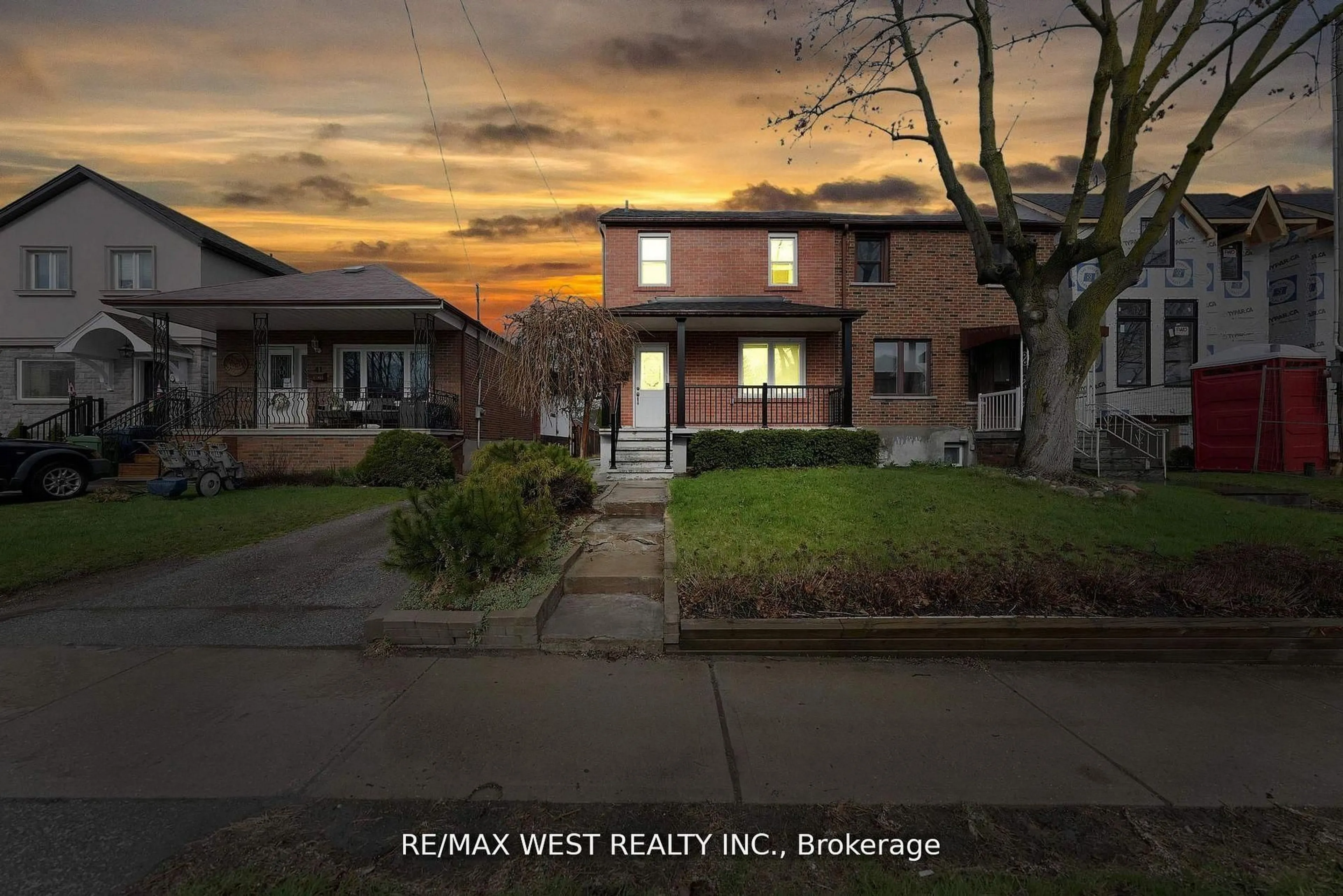 Blurry image for 39 Frances Ave, Toronto Ontario M8Y 3K8