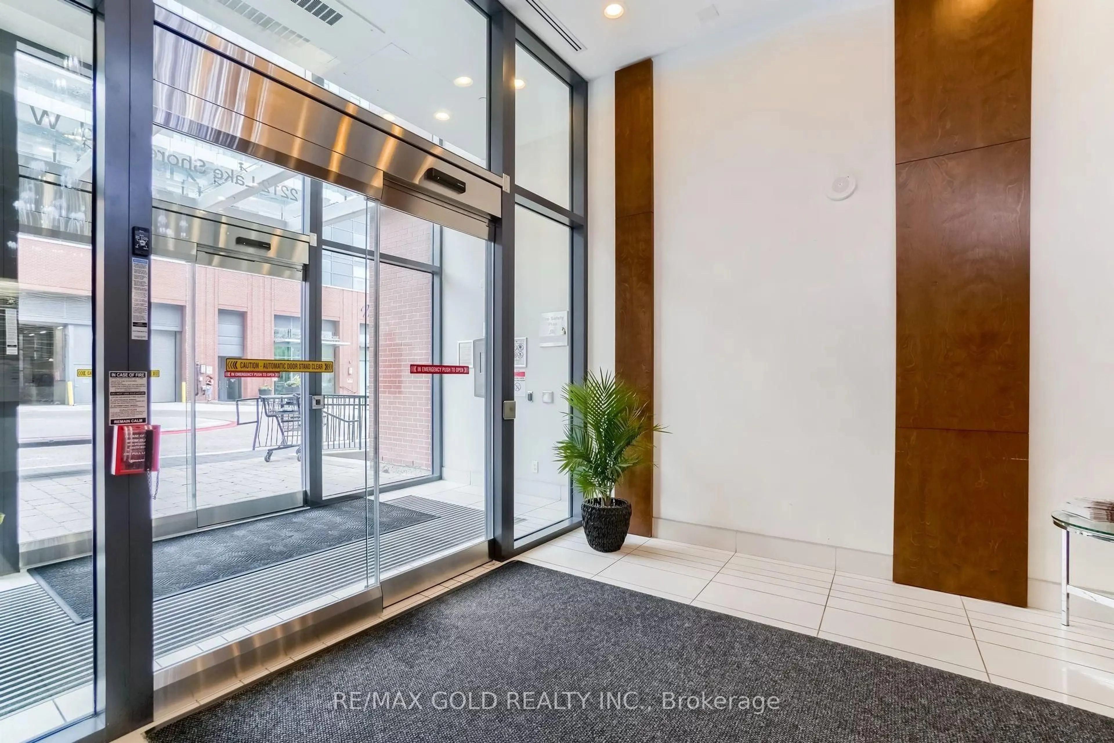 Indoor foyer for 2212 Lakeshore Blvd #3308, Toronto Ontario M8V 0C2