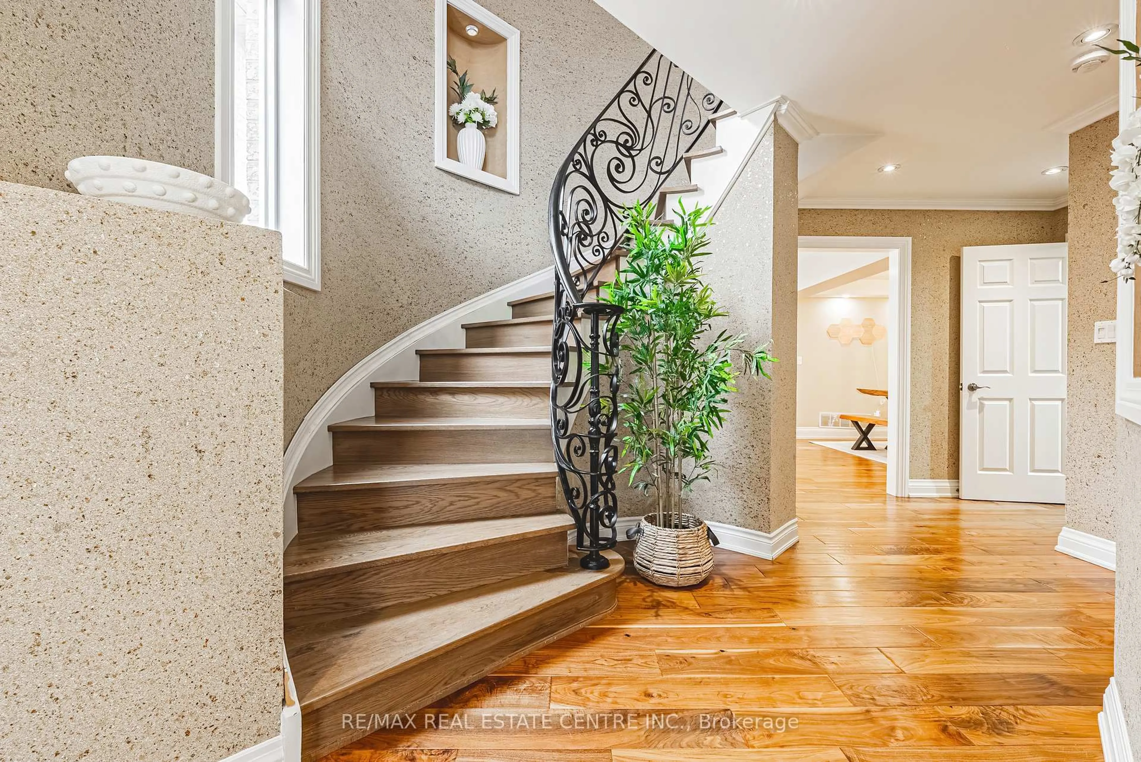 Stairs for 3360 Laburnum Cres, Mississauga Ontario L5N 7M1
