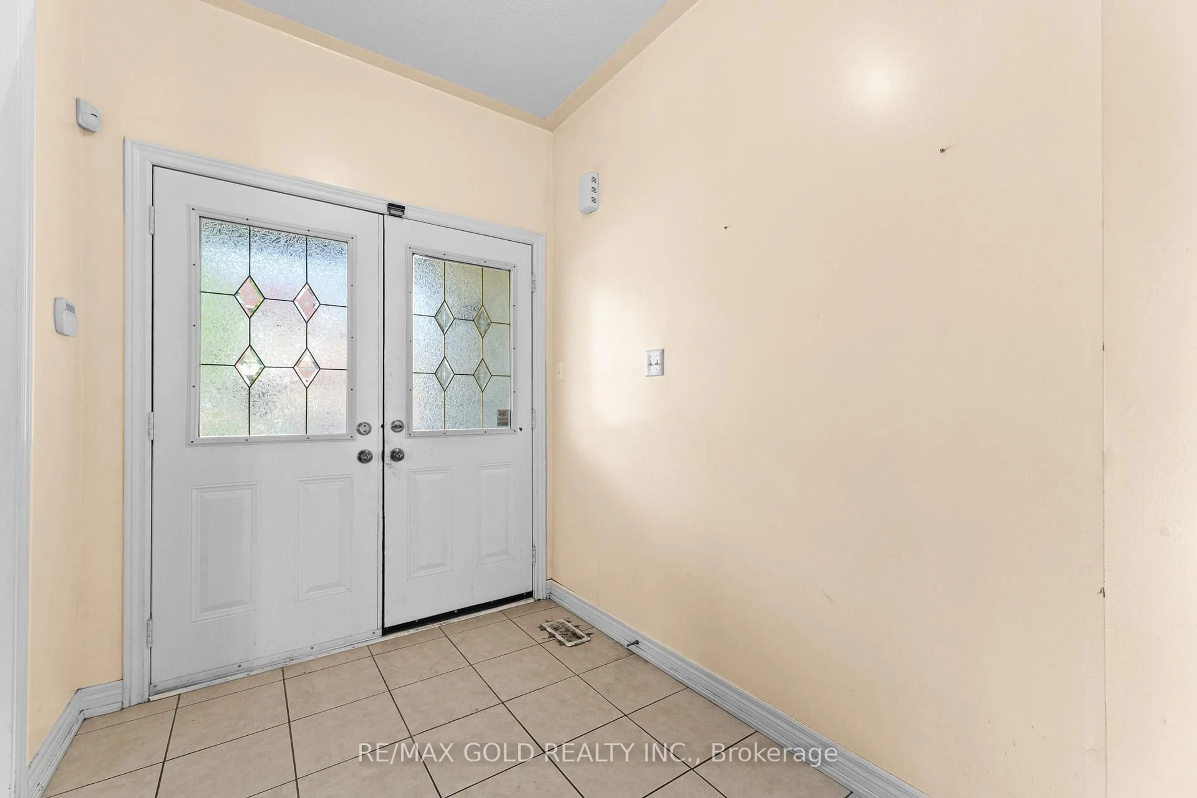 Indoor entryway for 13 Footbridge Cres, Brampton Ontario L6R 0K5