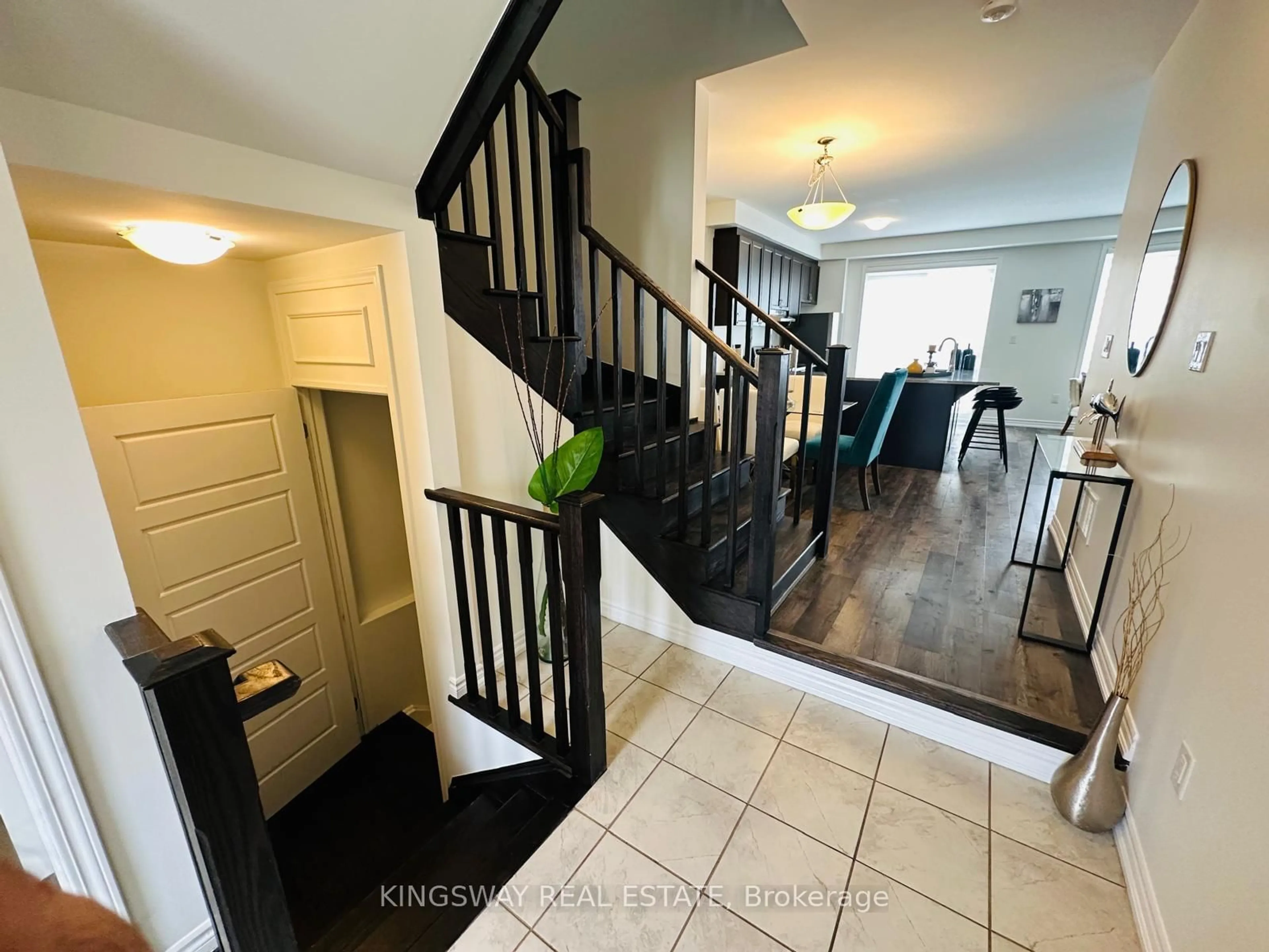Indoor entryway for 794 Aspen Terr, Milton Ontario L9E 1S2