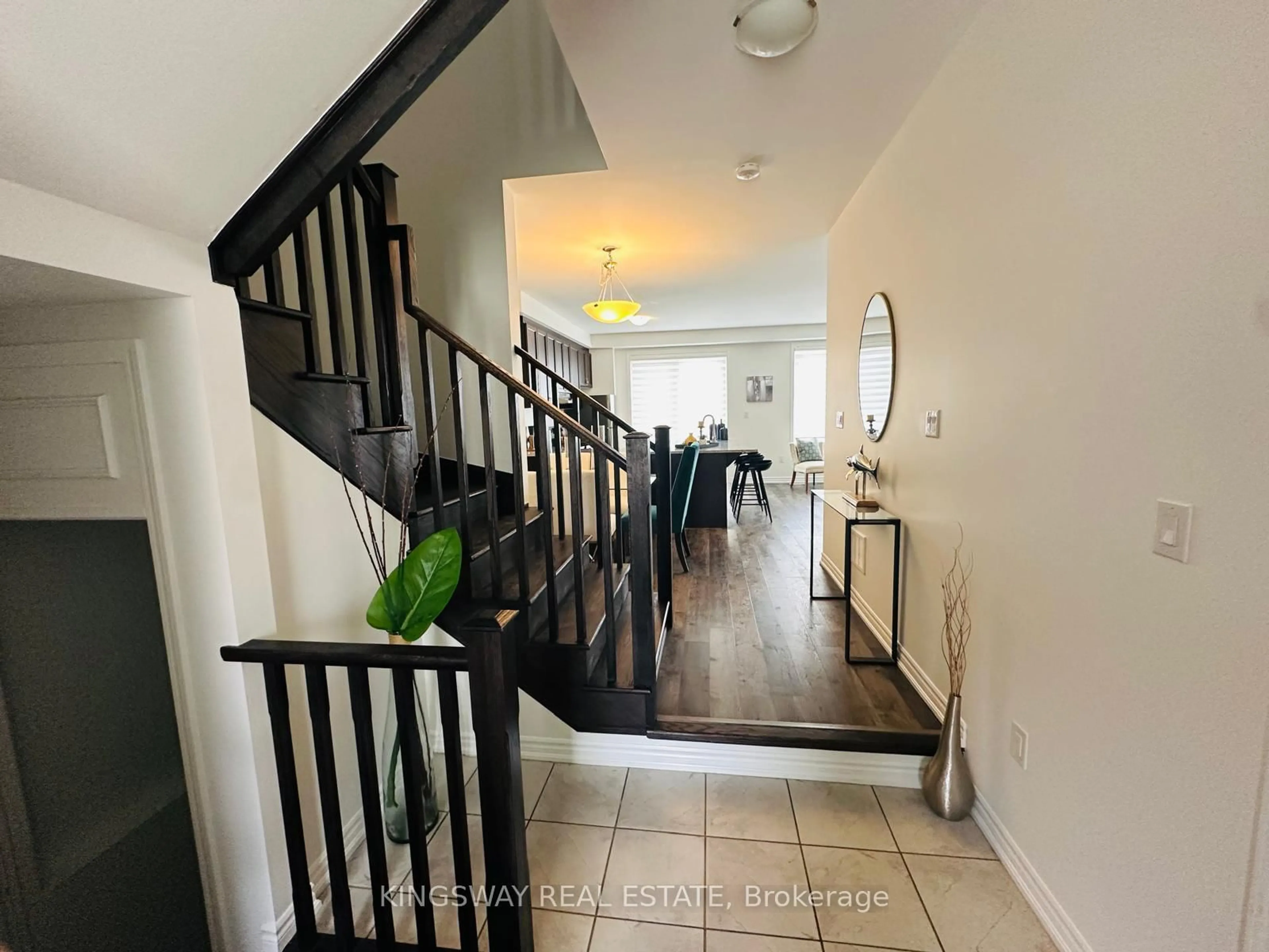 Indoor foyer for 794 Aspen Terr, Milton Ontario L9E 1S2
