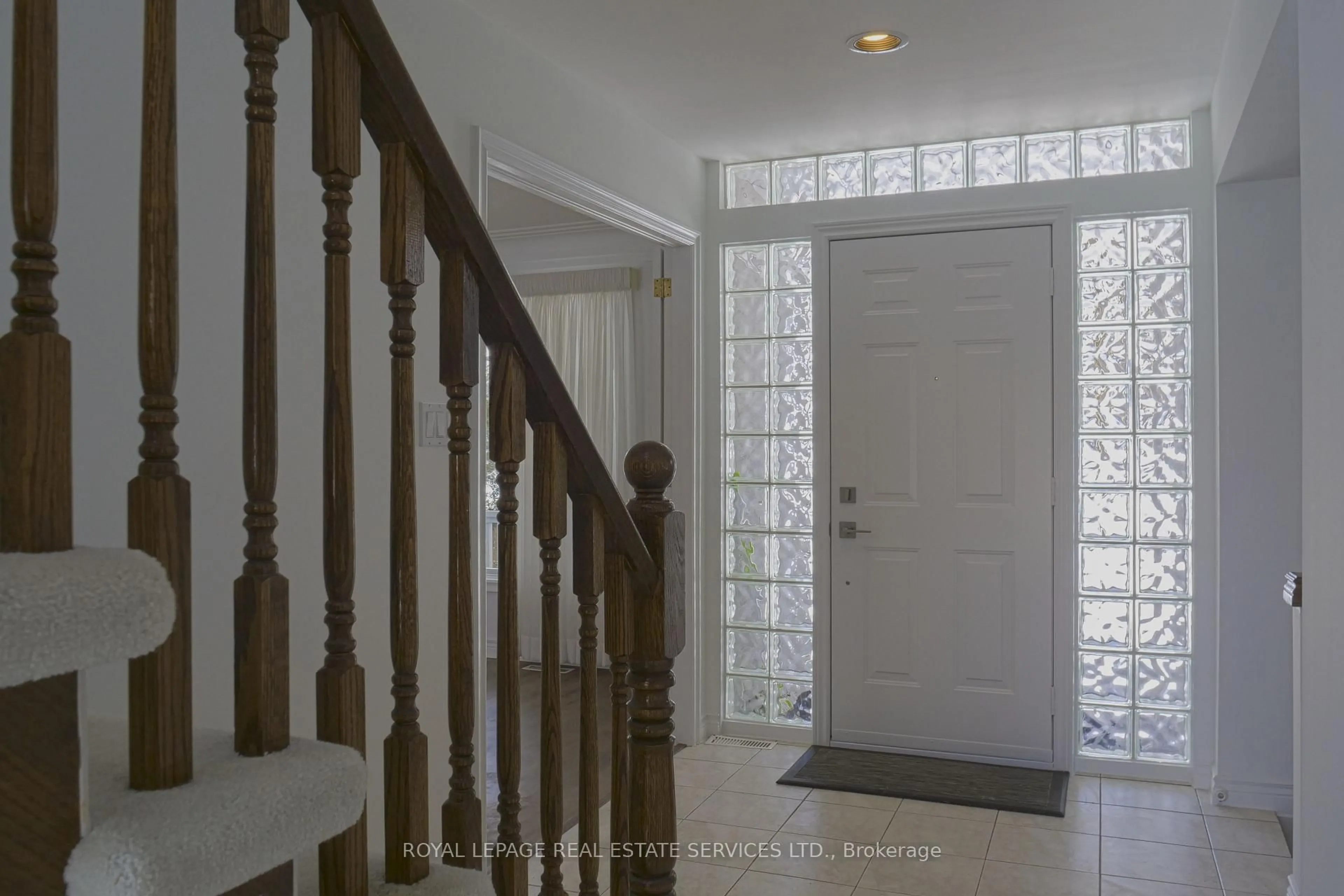 Indoor foyer for 157 Trelawn Ave, Oakville Ontario L6J 4R3