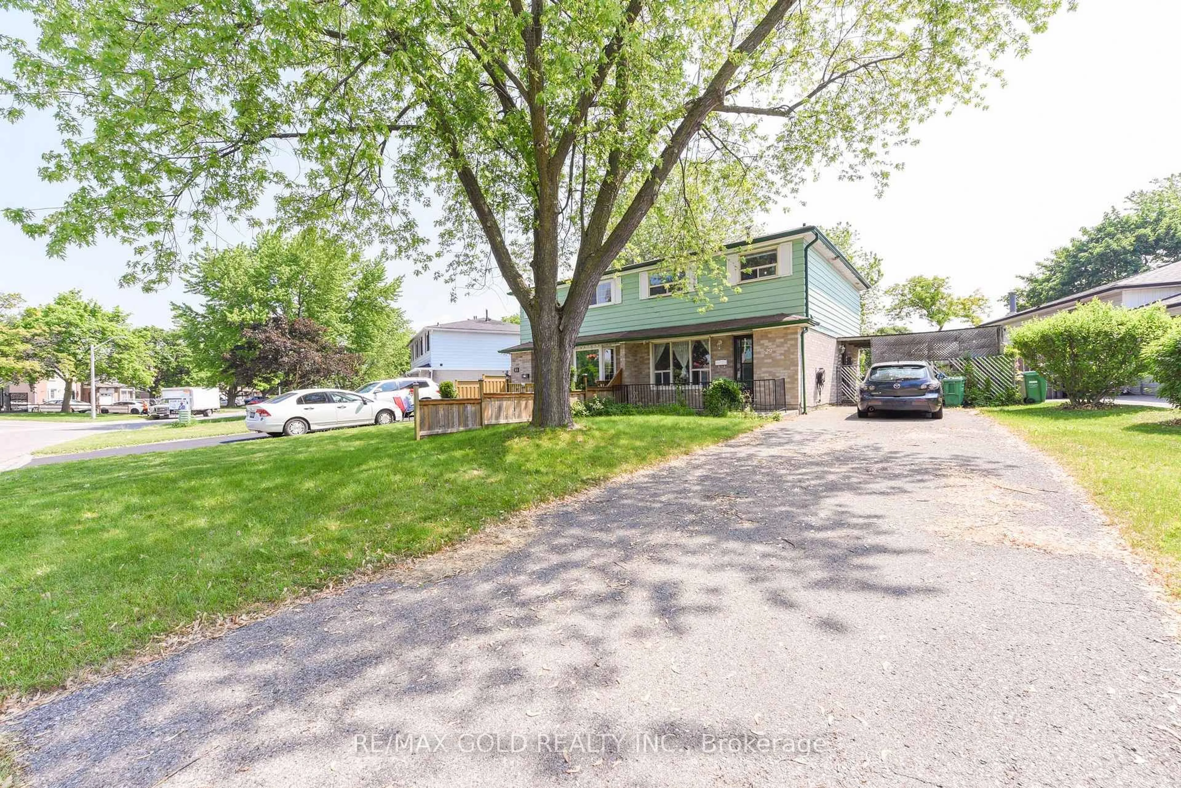 A pic from outside/outdoor area/front of a property/back of a property/a pic from drone, street for 29 Glenmore Cres, Brampton Ontario L6S 1H9