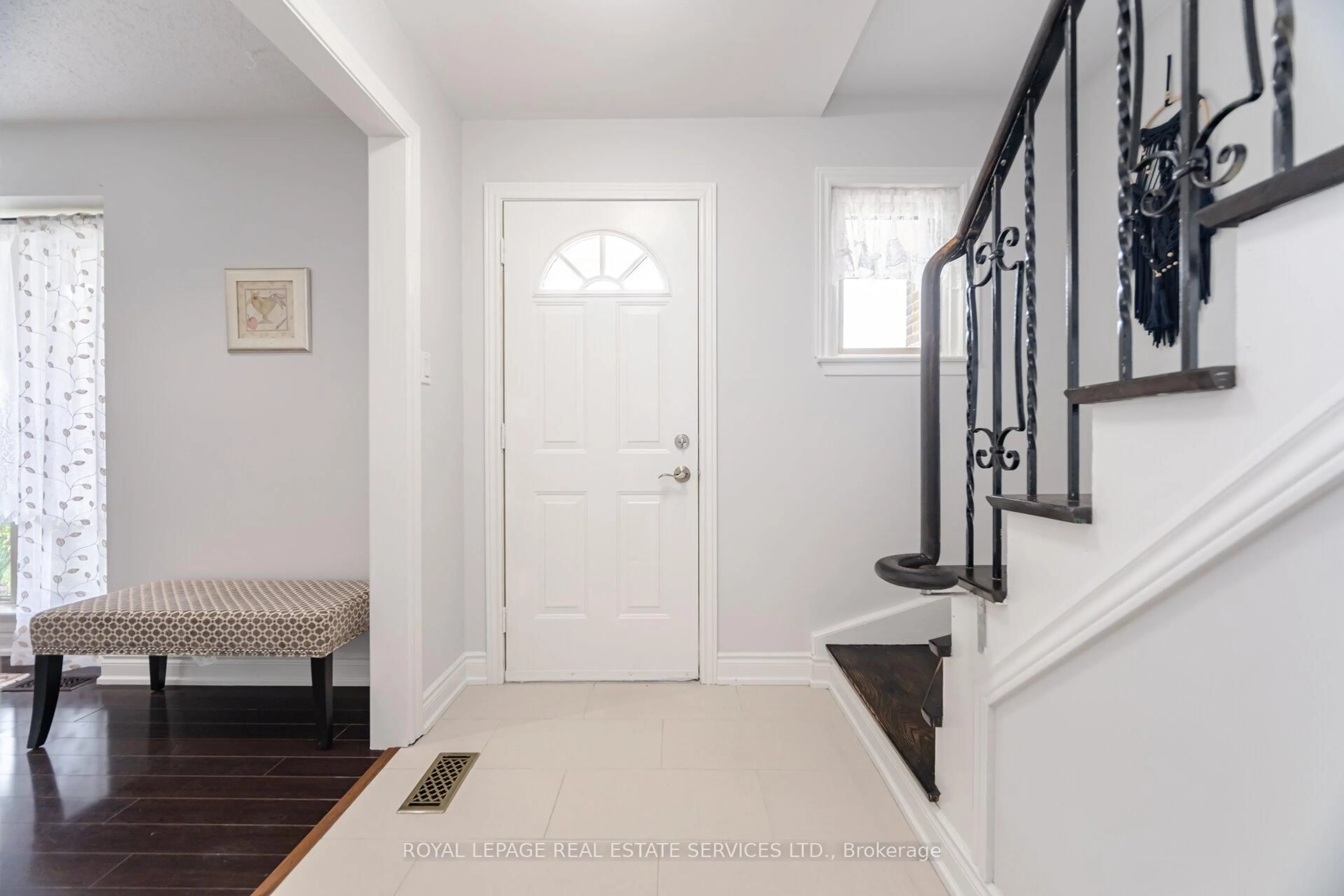 Indoor entryway for 39 Aberdeen Cres, Brampton Ontario L6T 2P8