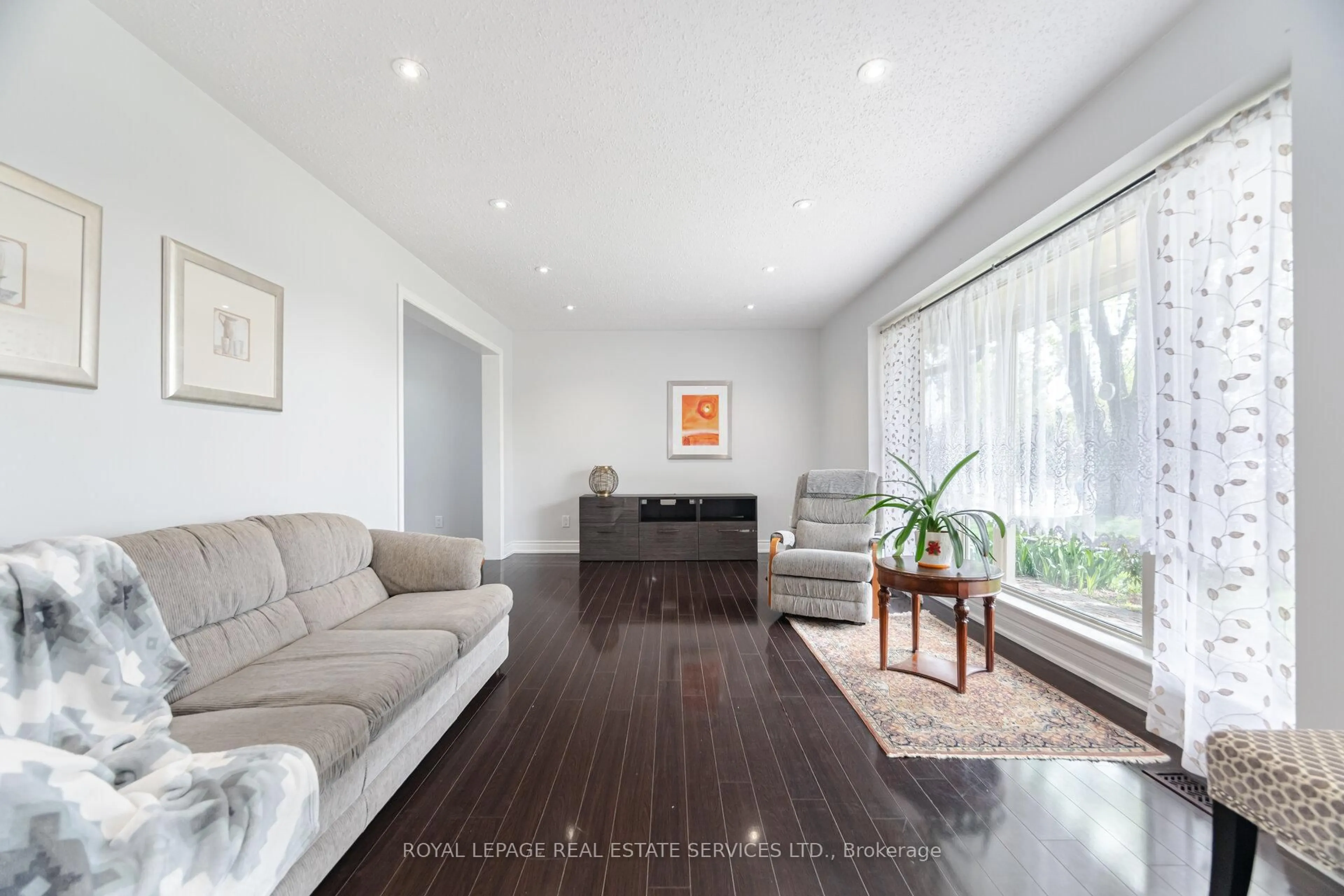Living room with furniture, wood/laminate floor for 39 Aberdeen Cres, Brampton Ontario L6T 2P8
