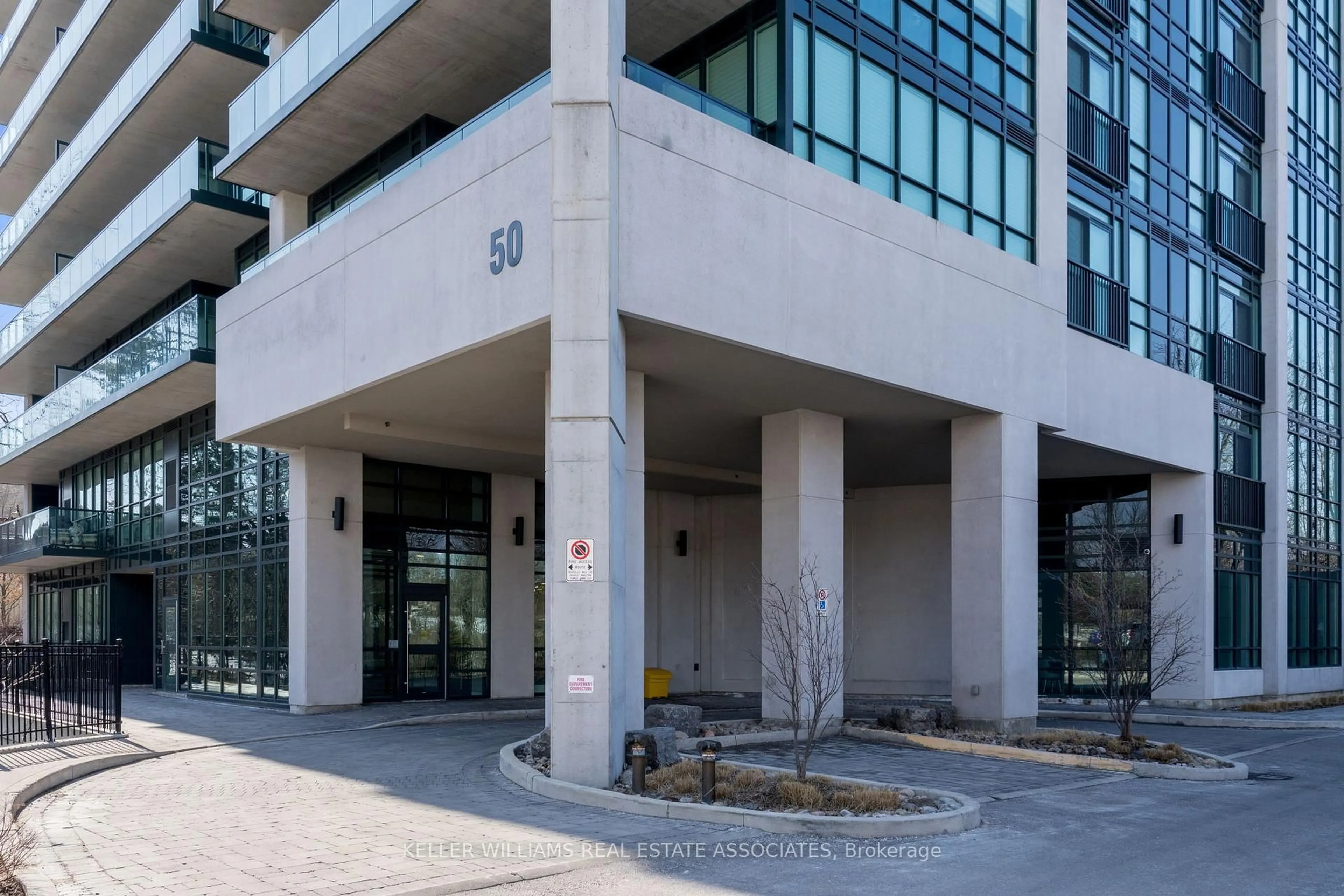 Indoor foyer for 50 Hall Rd #403, Halton Hills Ontario L7G 5G5
