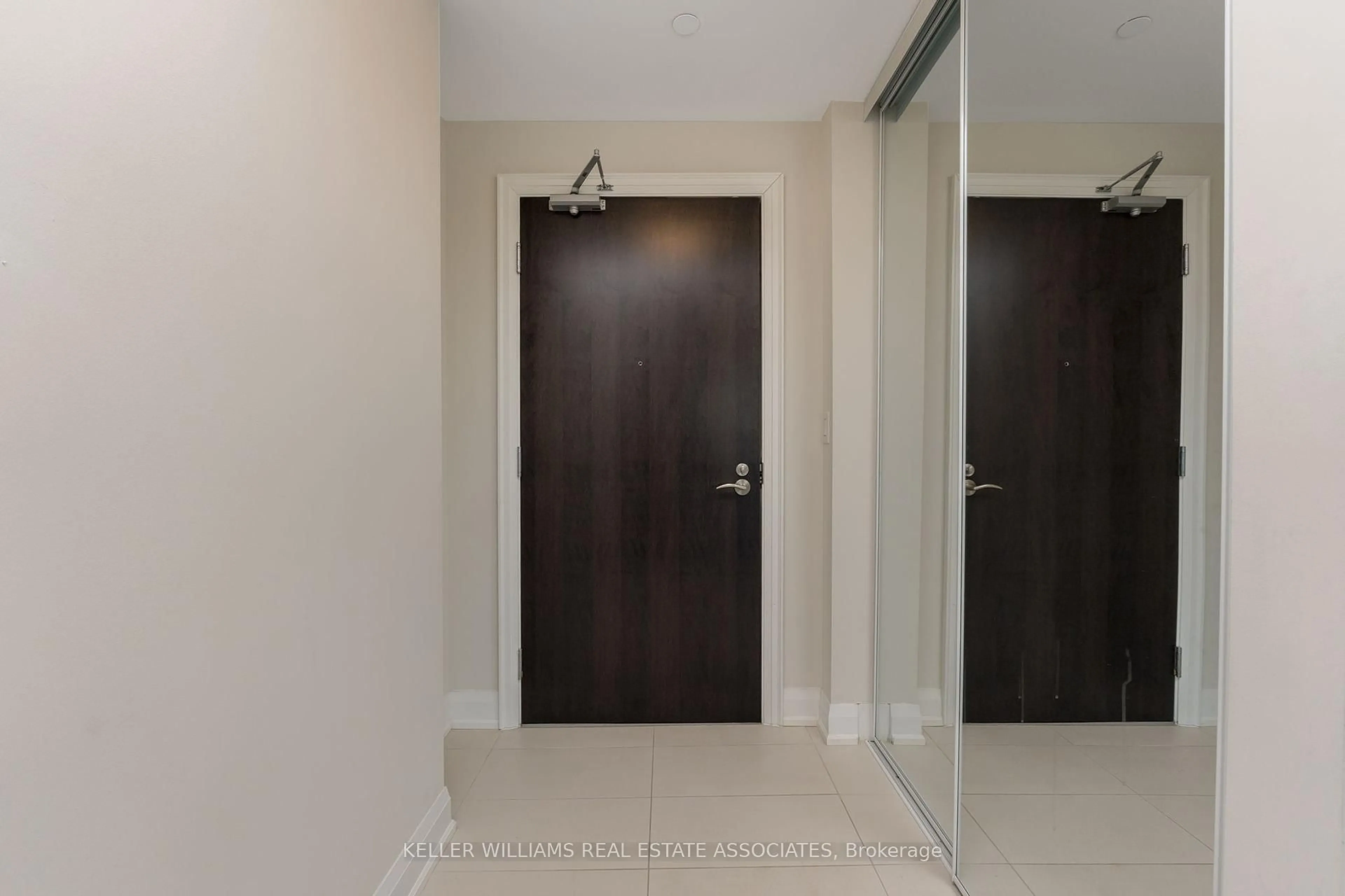 Indoor foyer for 50 Hall Rd #403, Halton Hills Ontario L7G 5G5