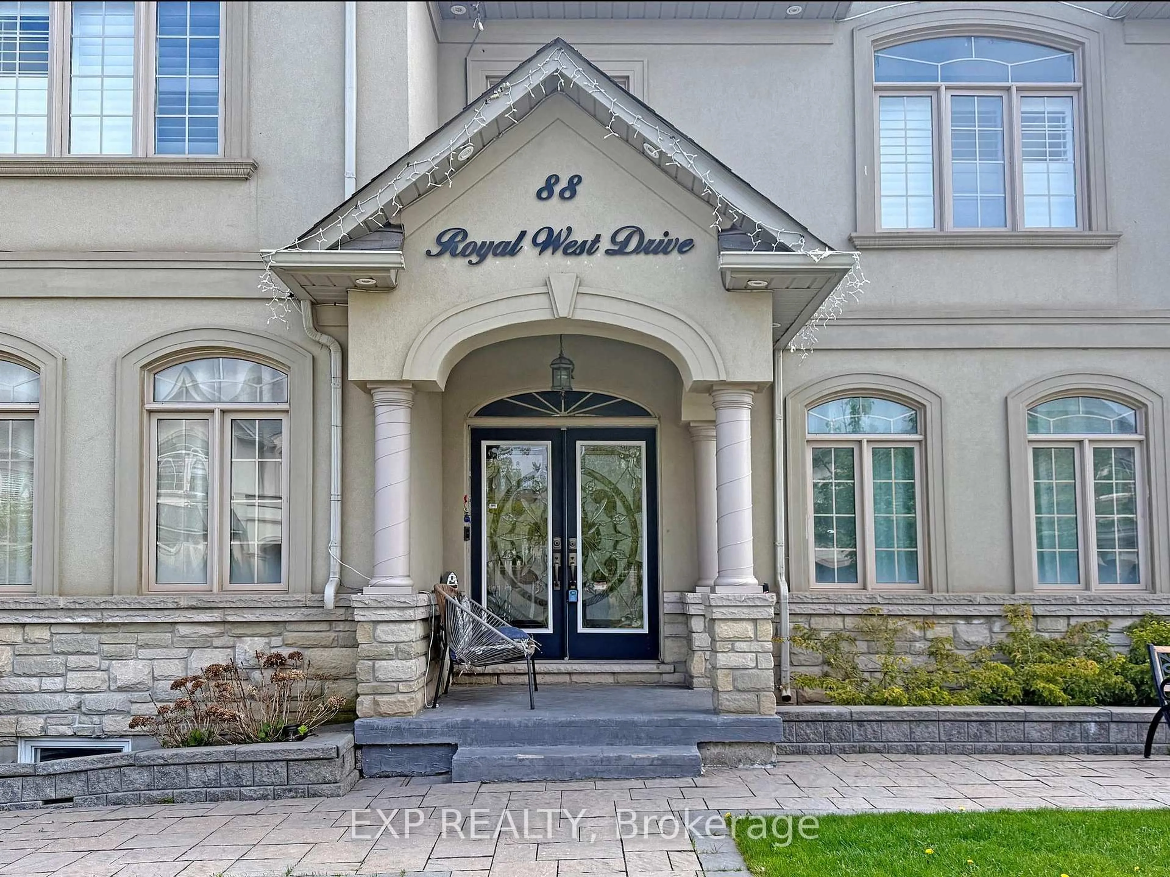 Indoor foyer for 88 Royal West Dr, Brampton Ontario L6X 0Z8