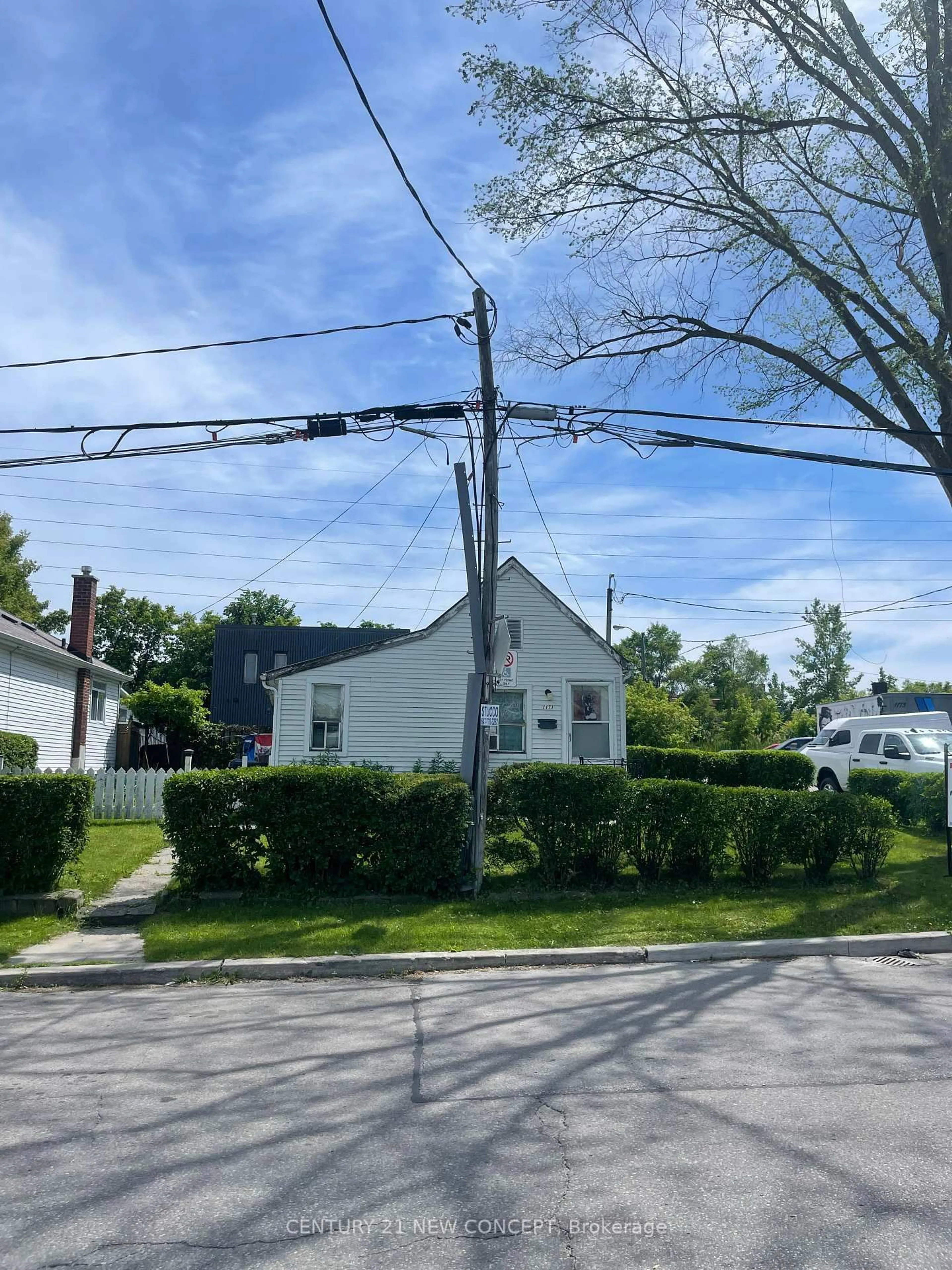 A pic from outside/outdoor area/front of a property/back of a property/a pic from drone, street for 1171 Roselawn Ave, Toronto Ontario M6B 1C5