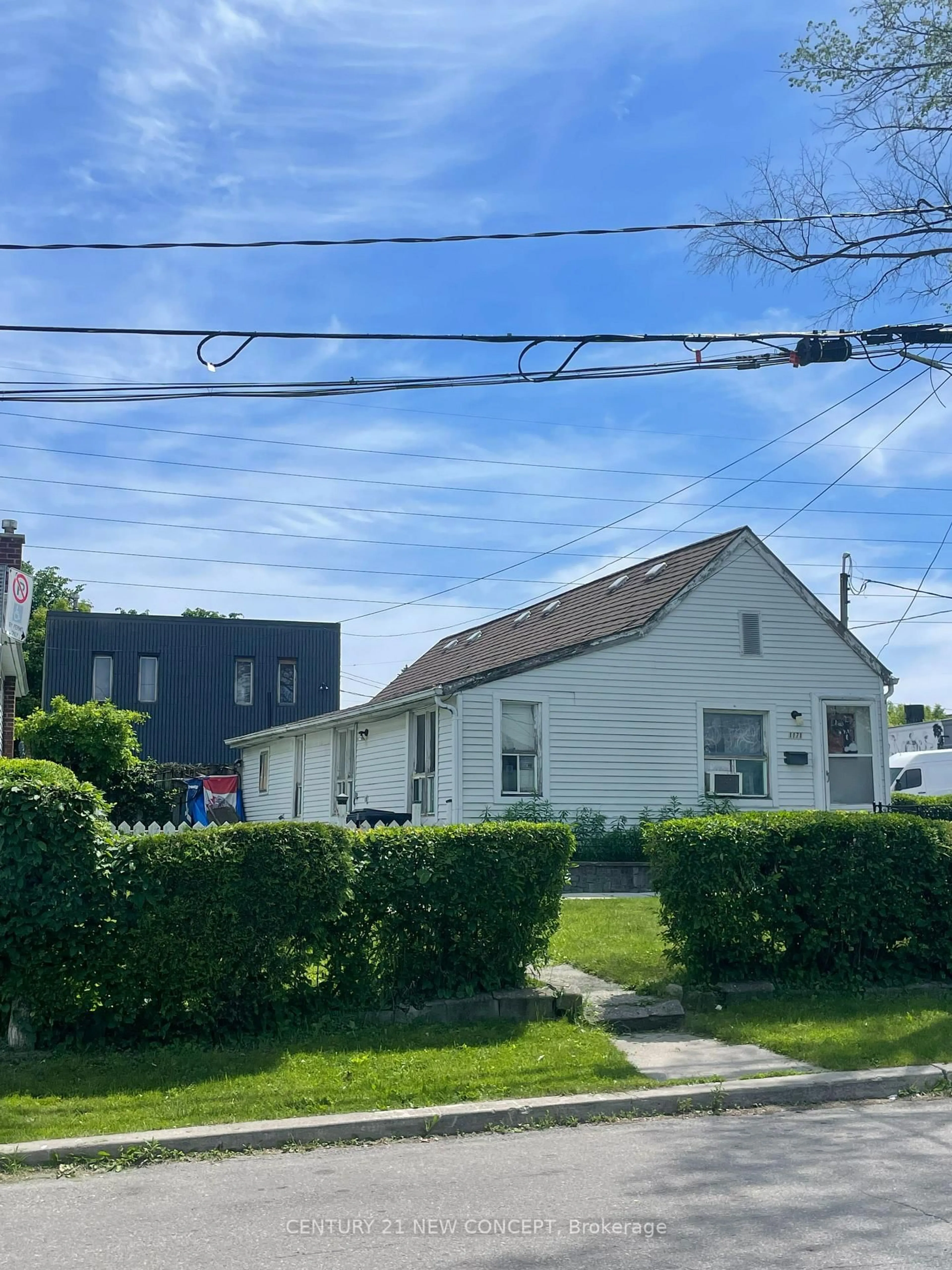A pic from outside/outdoor area/front of a property/back of a property/a pic from drone, street for 1171 Roselawn Ave, Toronto Ontario M6B 1C5