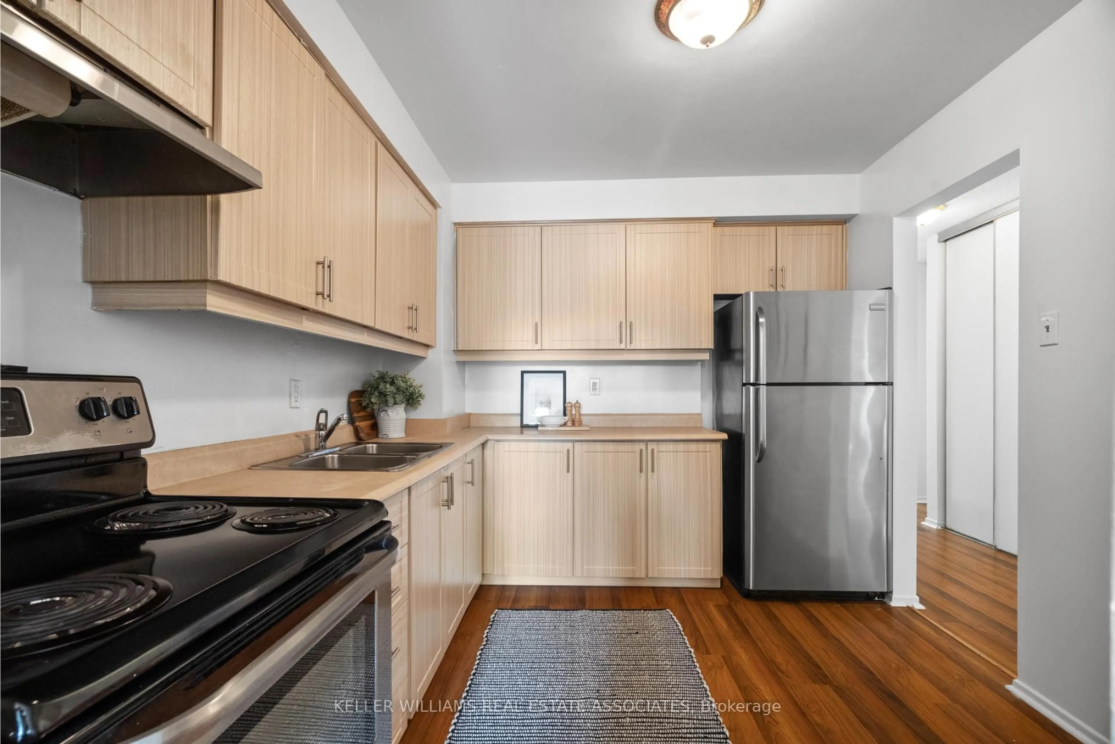 Standard kitchen, wood/laminate floor for 5730 Montevideo Rd #37, Mississauga Ontario L5N 2M4