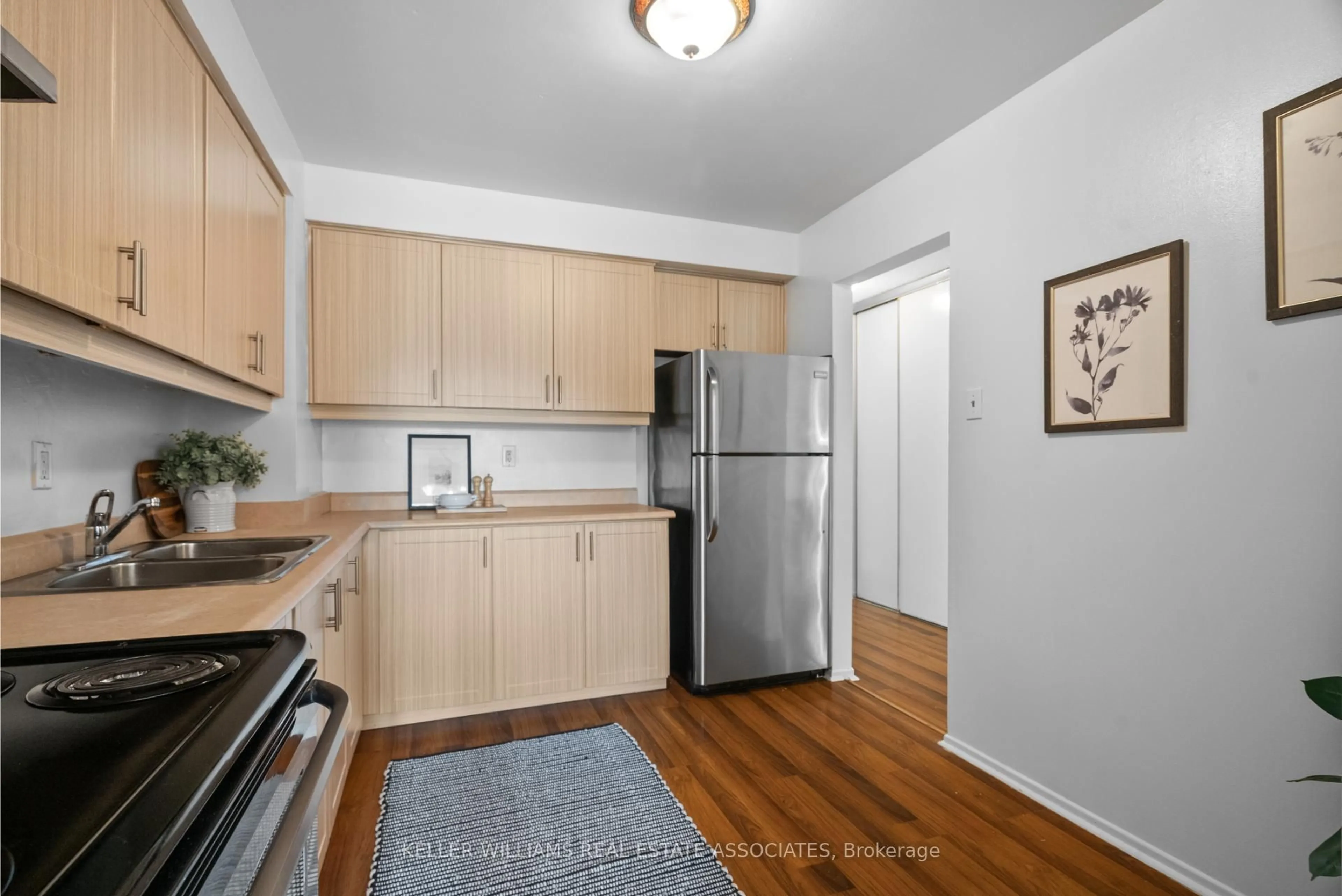 Standard kitchen, unknown for 5730 Montevideo Rd #37, Mississauga Ontario L5N 2M4