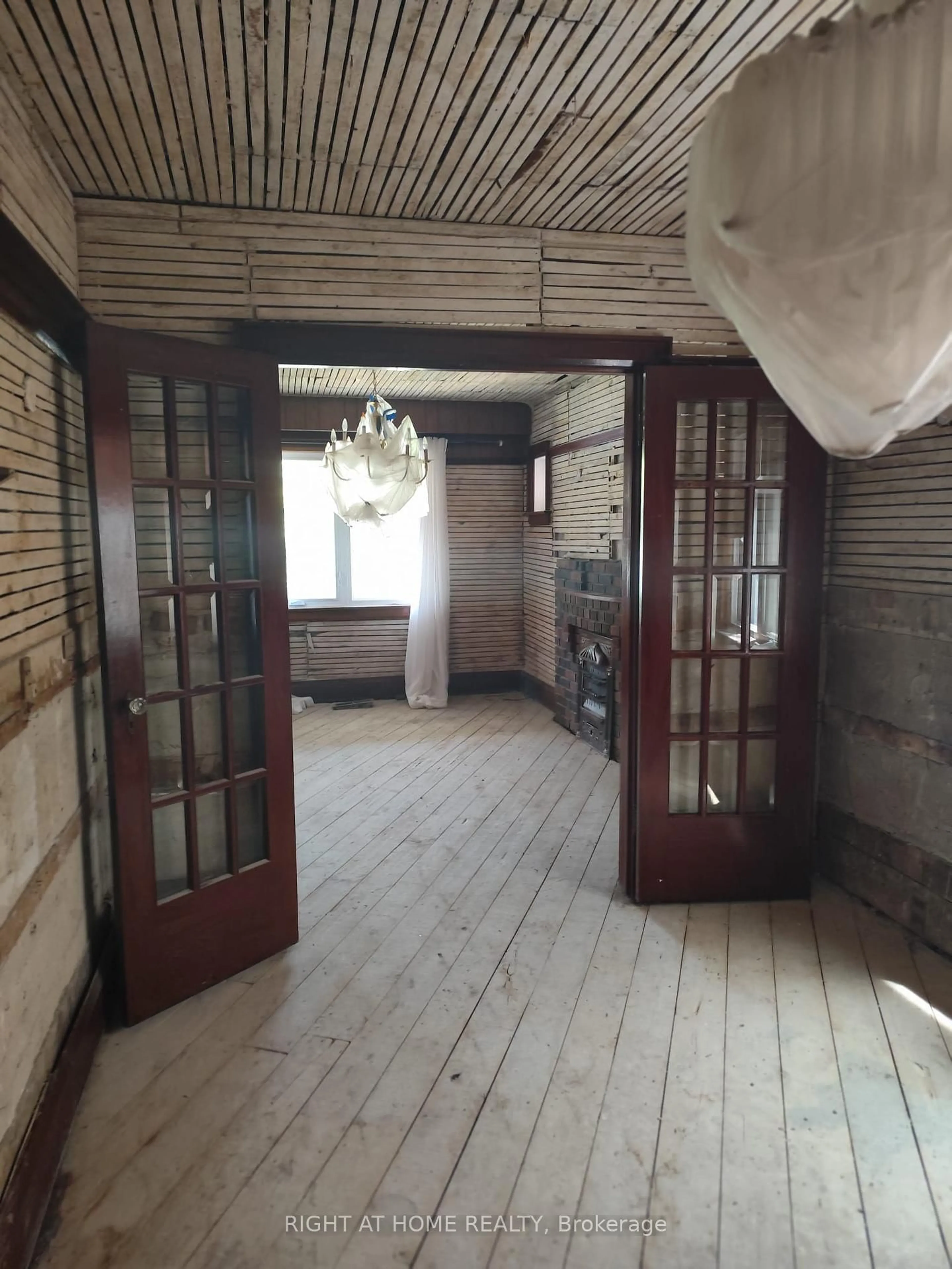 Unknown for 104 Earlscourt Ave, Toronto Ontario M6E 4A9