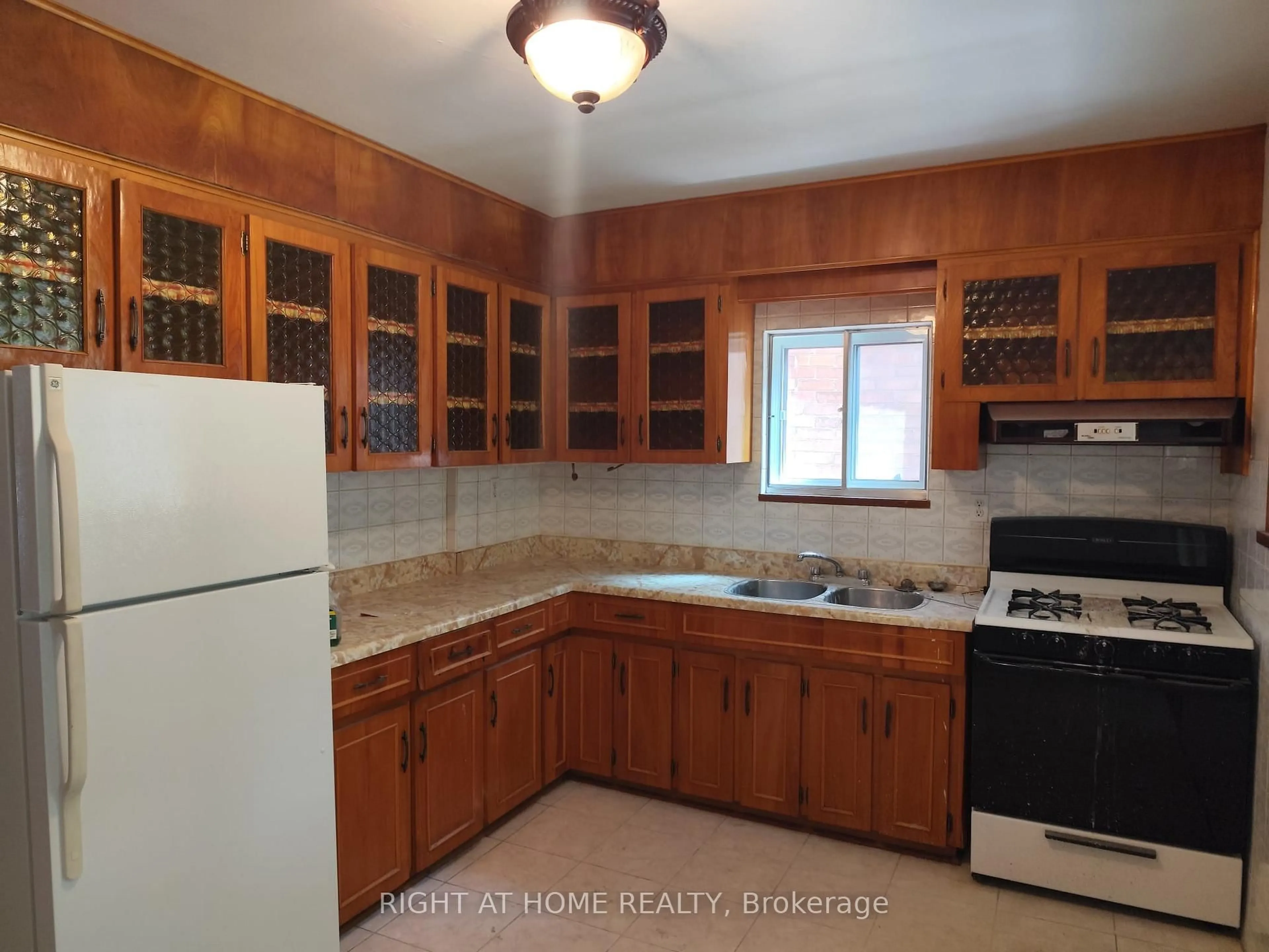 Standard kitchen, unknown for 104 Earlscourt Ave, Toronto Ontario M6E 4A9