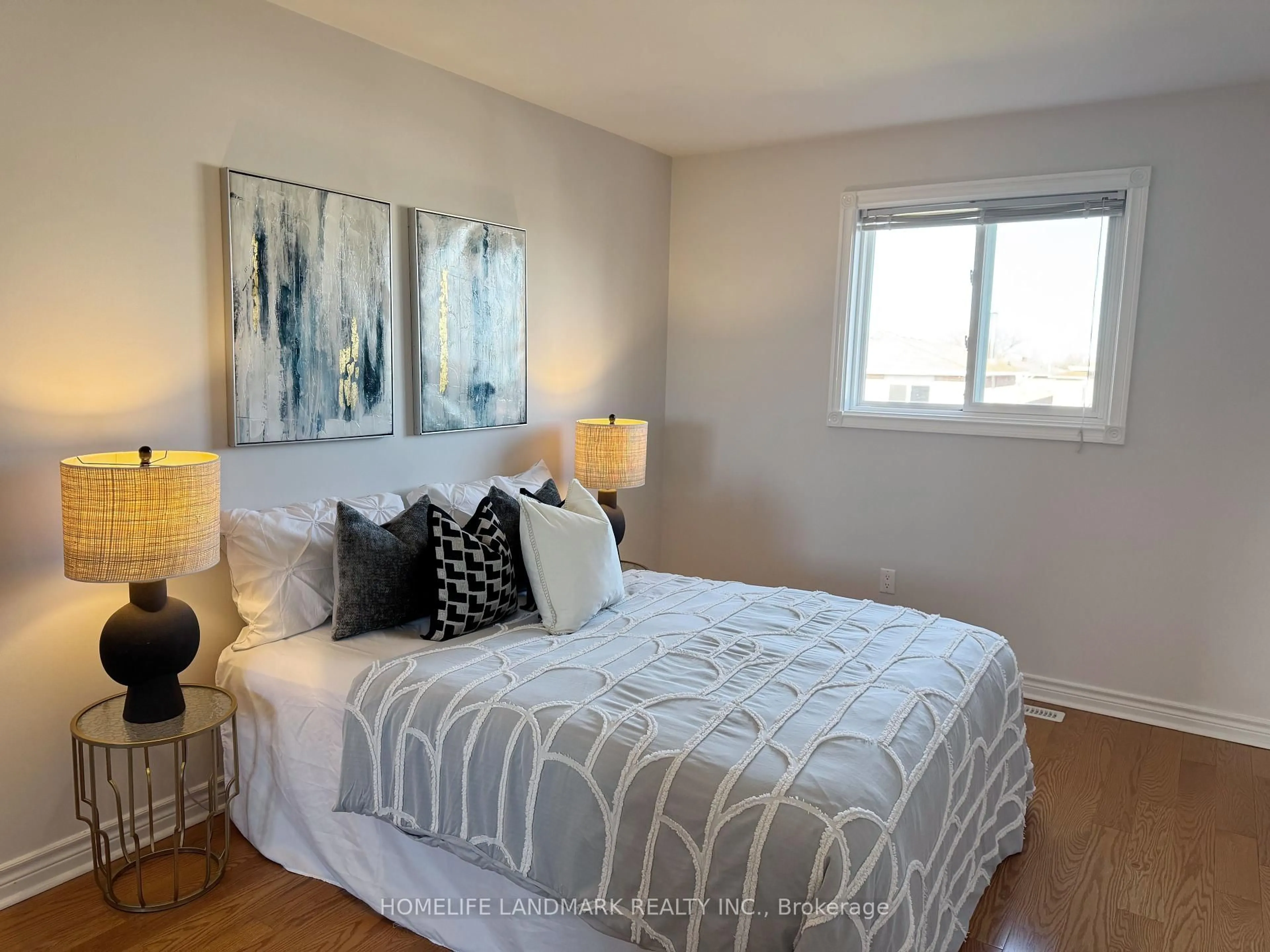 Bedroom with bed, unknown for 5159 Sunray Dr, Mississauga Ontario L5R 2T9