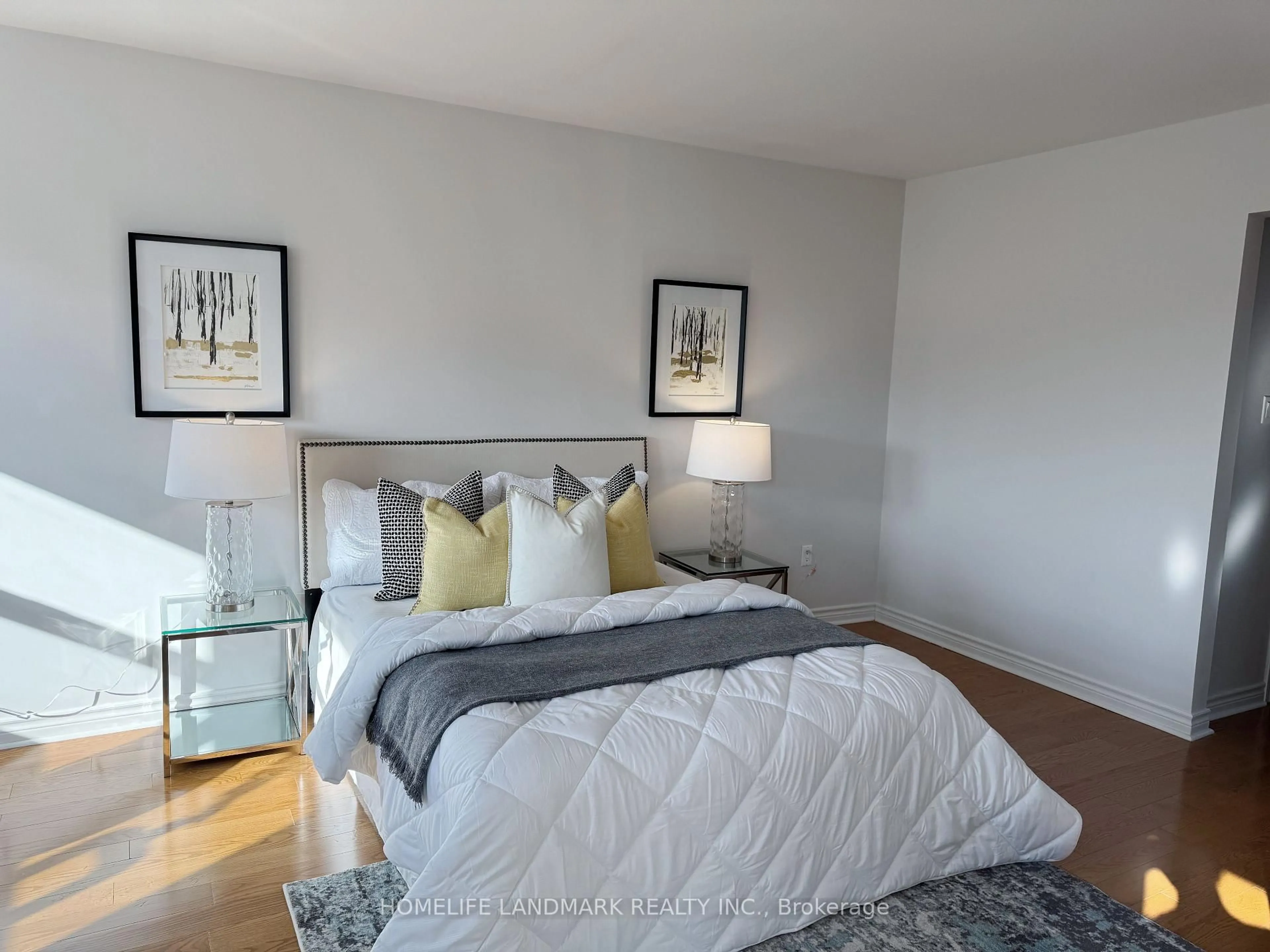 Bedroom with bed, unknown for 5159 Sunray Dr, Mississauga Ontario L5R 2T9