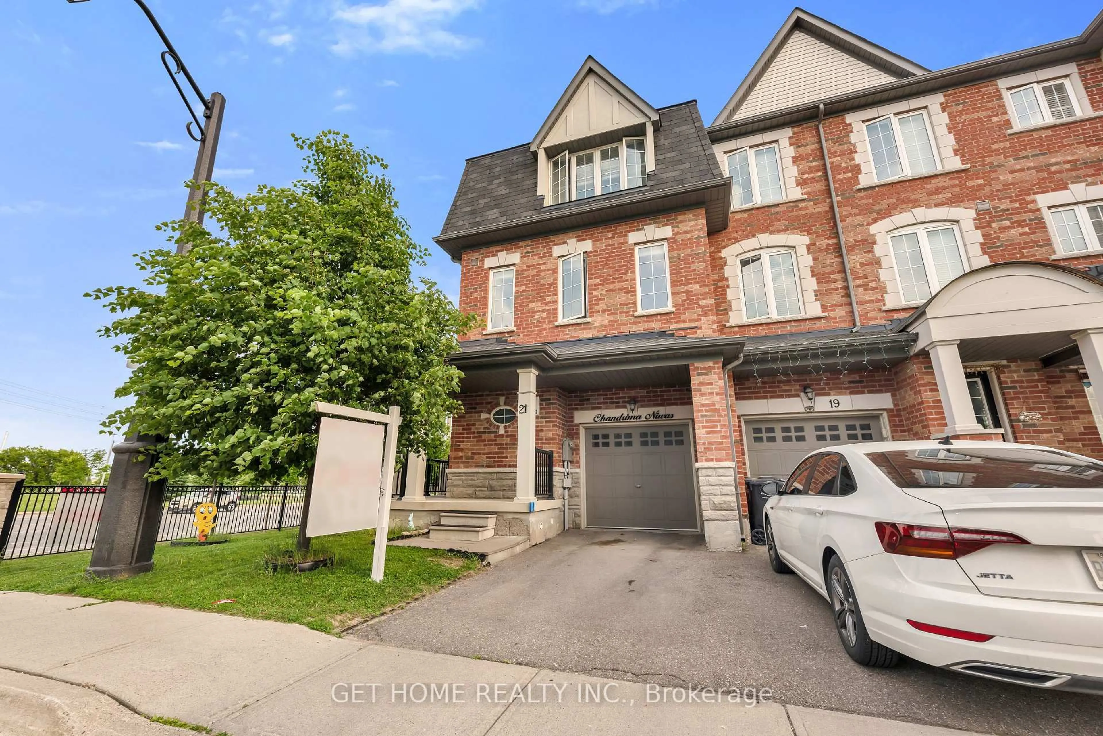 Home with brick exterior material, street for 21 Rabbit Run Way, Brampton Ontario L6Z 0J2
