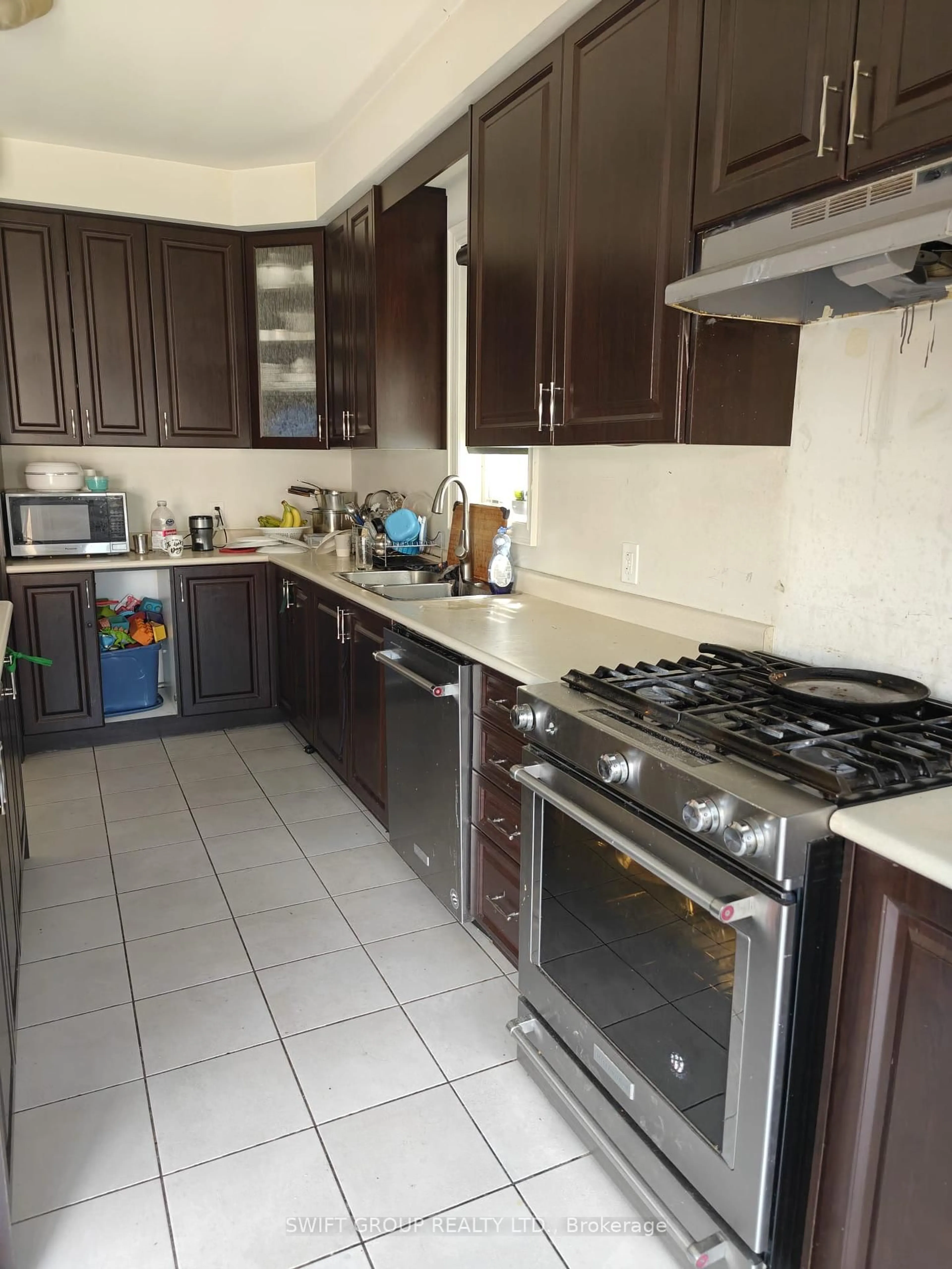 Standard kitchen, unknown for 89 Deer Ridge Tr, Caledon Ontario L7C 4H4