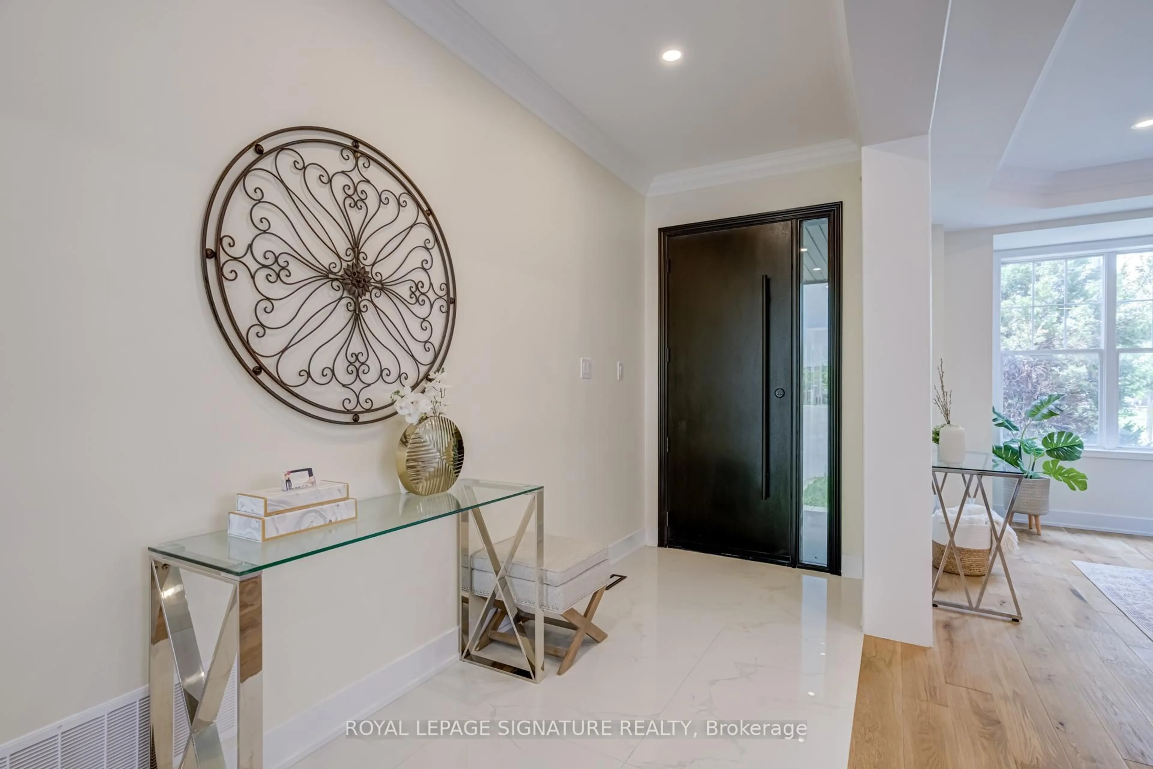 Indoor foyer for 854 Yates Dr, Milton Ontario L9T 0E5
