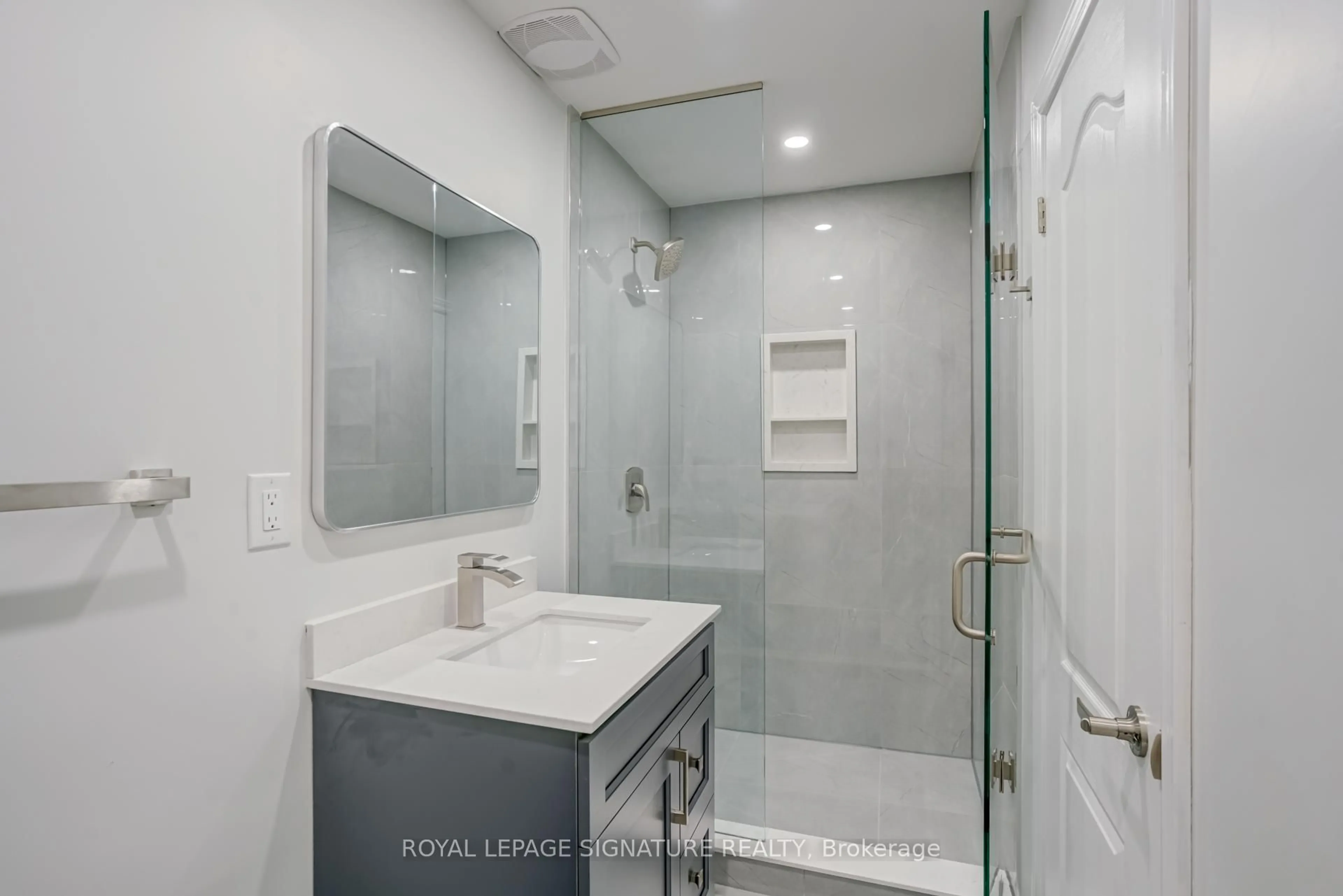 Standard bathroom, ceramic/tile floor for 854 Yates Dr, Milton Ontario L9T 0E5