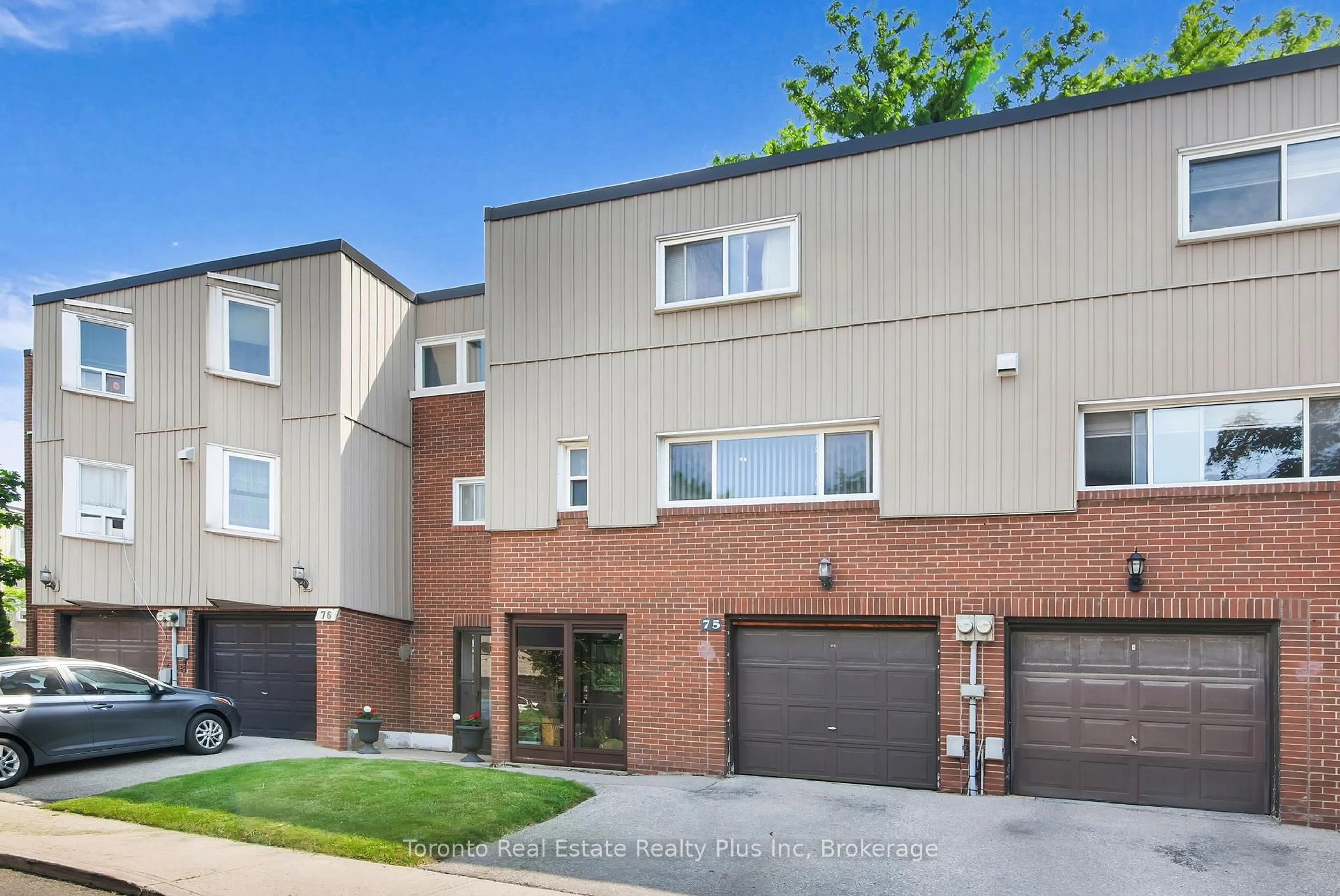 Home with brick exterior material, street for 400 Bloor St #75, Mississauga Ontario L5A 3M8