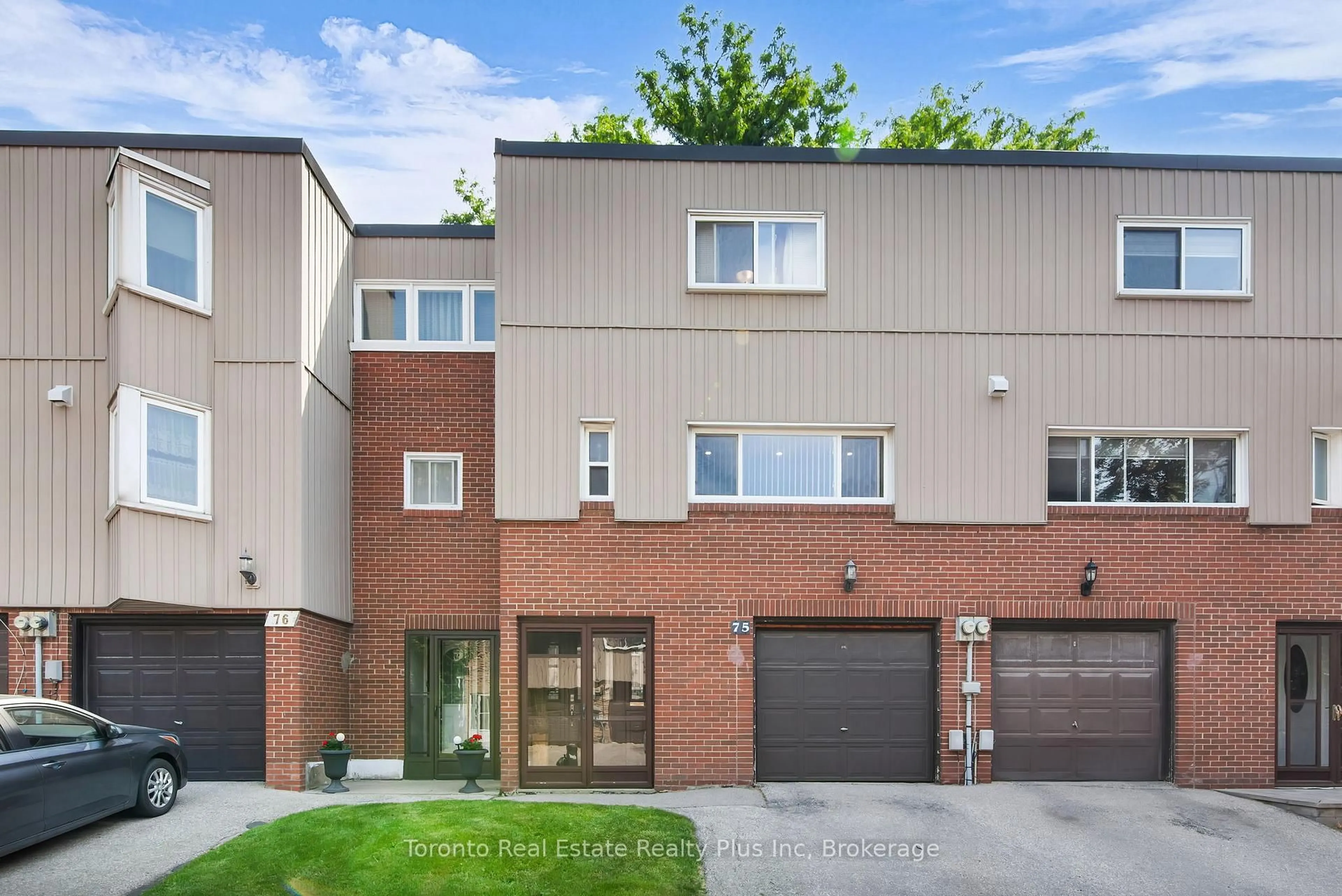 Home with brick exterior material, street for 400 Bloor St #75, Mississauga Ontario L5A 3M8