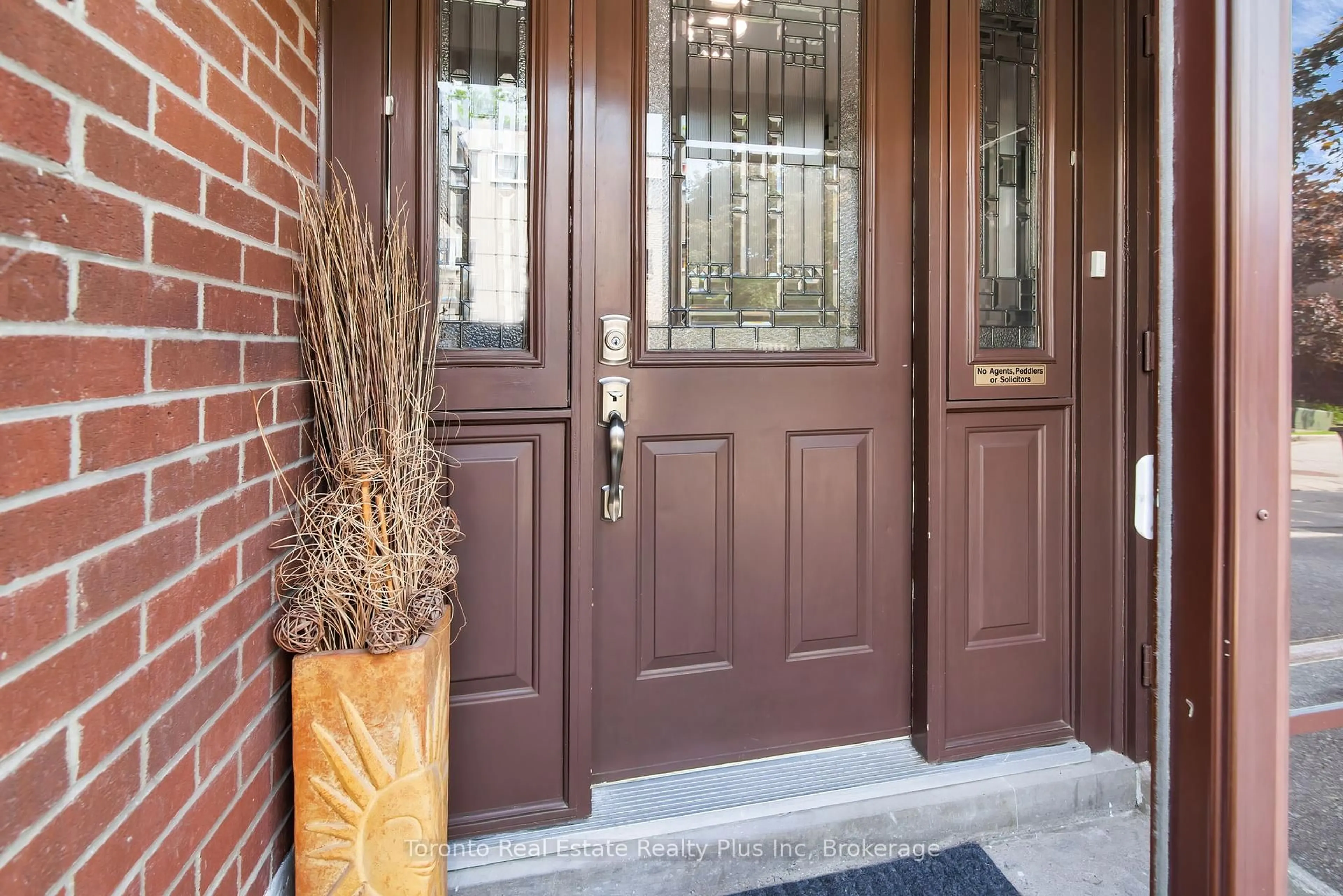 Indoor entryway for 400 Bloor St #75, Mississauga Ontario L5A 3M8