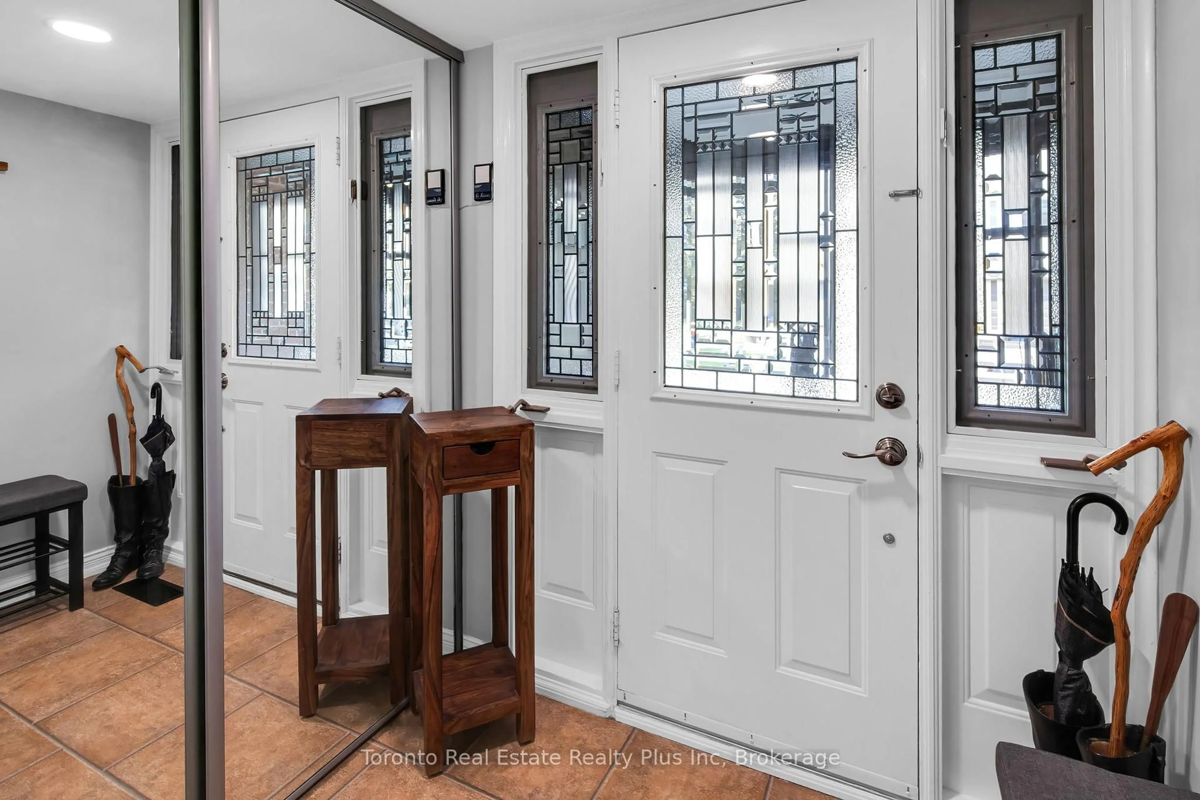 Indoor entryway for 400 Bloor St #75, Mississauga Ontario L5A 3M8