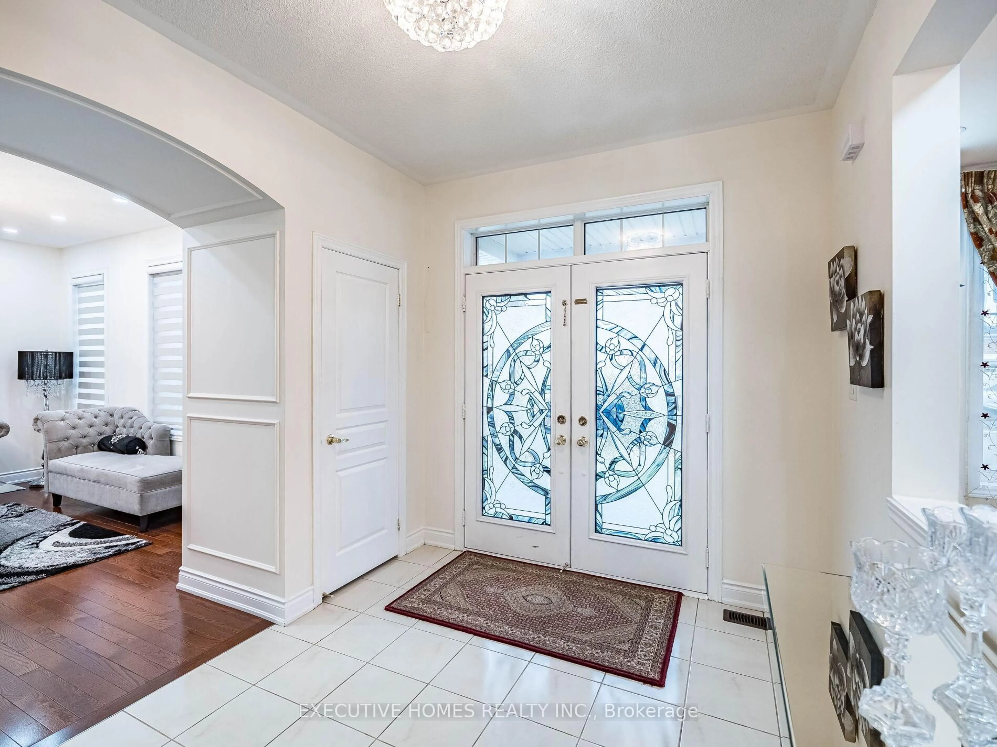 Indoor entryway for 1 Orangeblossom Tr, Brampton Ontario L6X 3B4