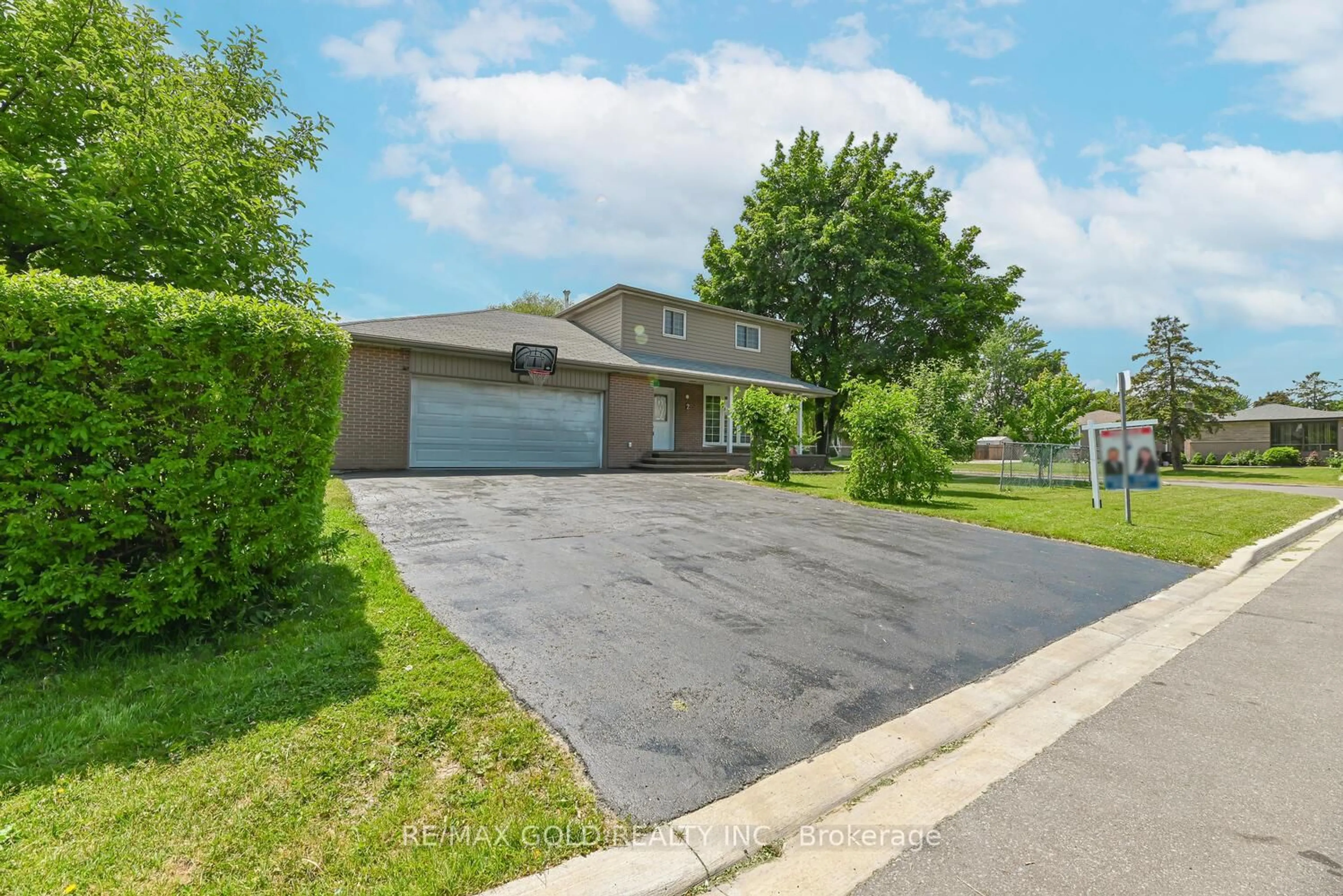 A pic from outside/outdoor area/front of a property/back of a property/a pic from drone, street for 2 Flavian Cres, Brampton Ontario L6T 3P3