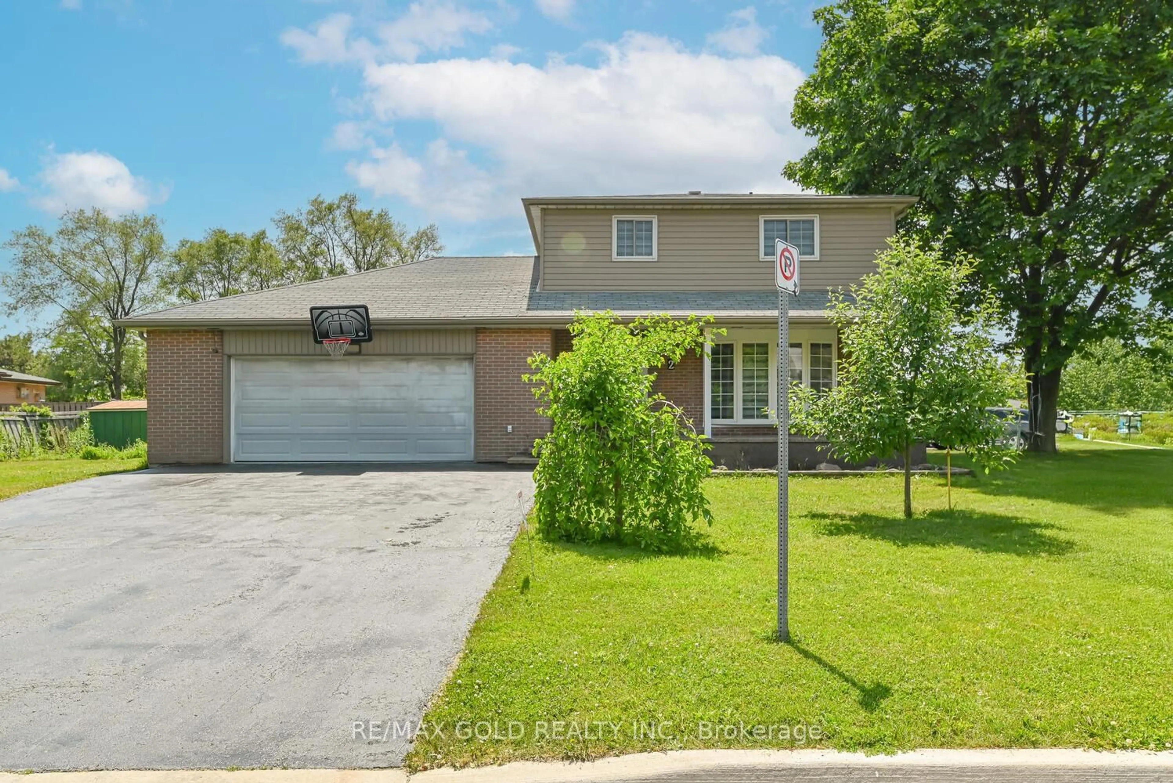 Unknown for 2 Flavian Cres, Brampton Ontario L6T 3P3