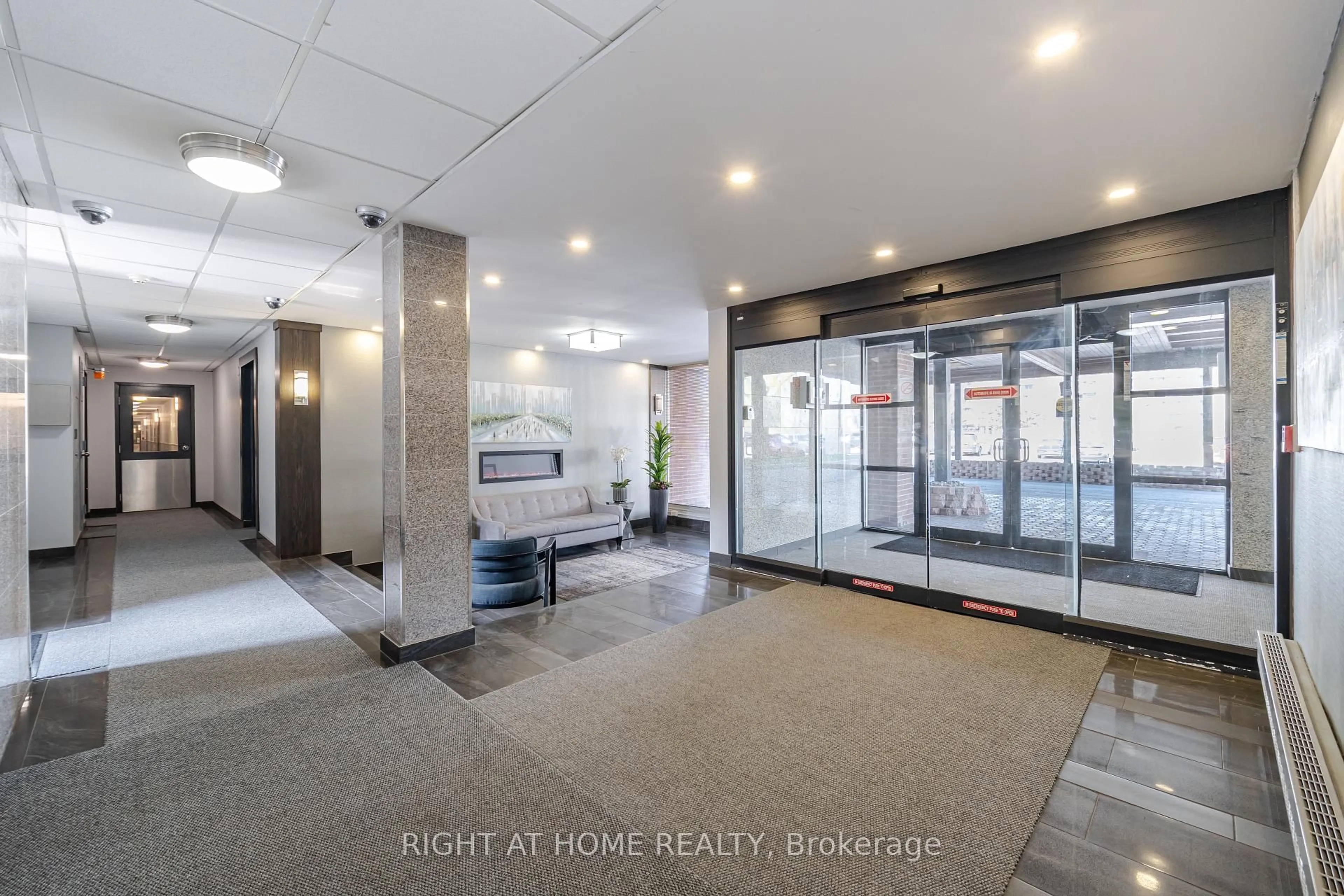 Indoor foyer for 1660 Bloor St #205, Mississauga Ontario L4X 1R9