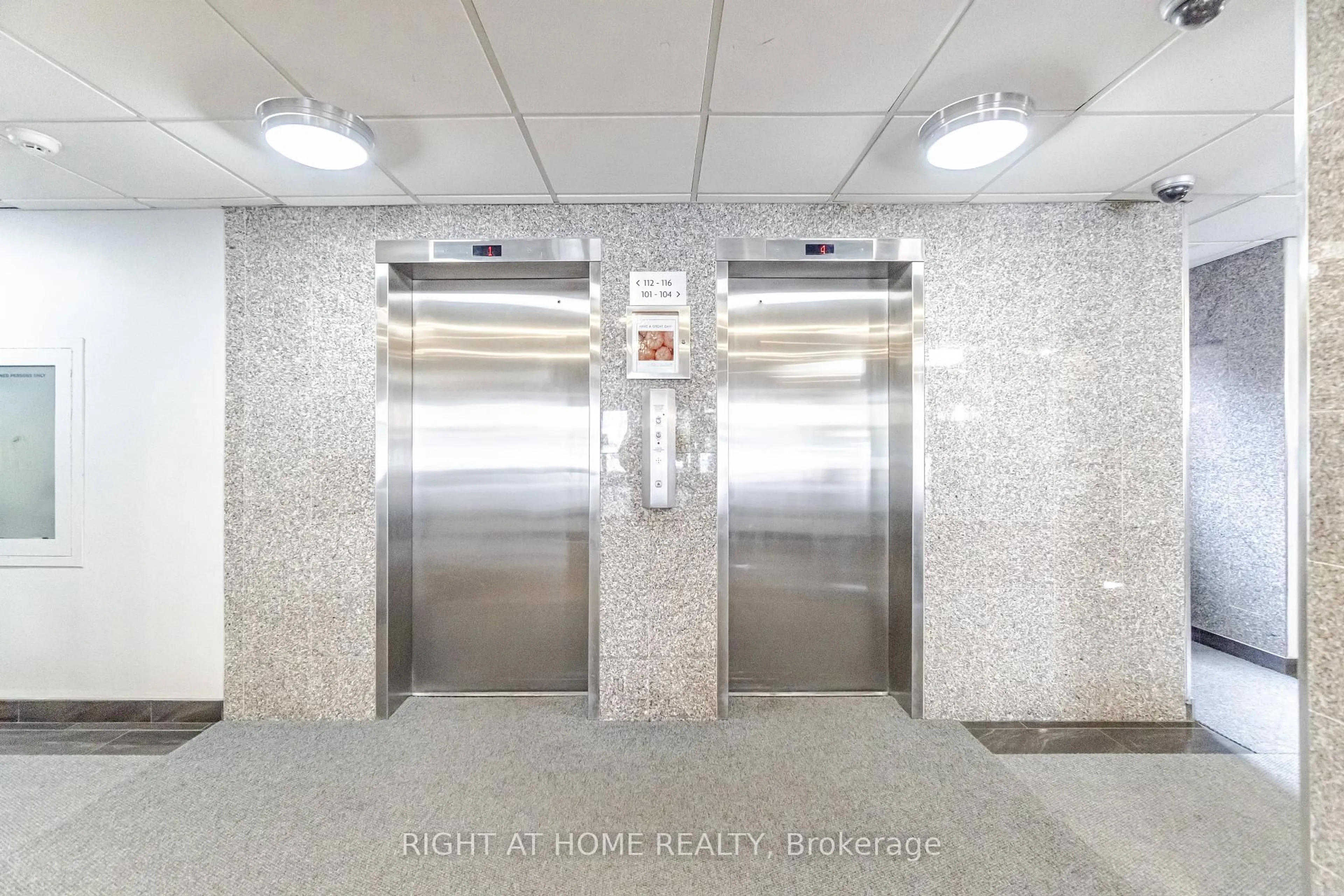 Indoor foyer for 1660 Bloor St #205, Mississauga Ontario L4X 1R9