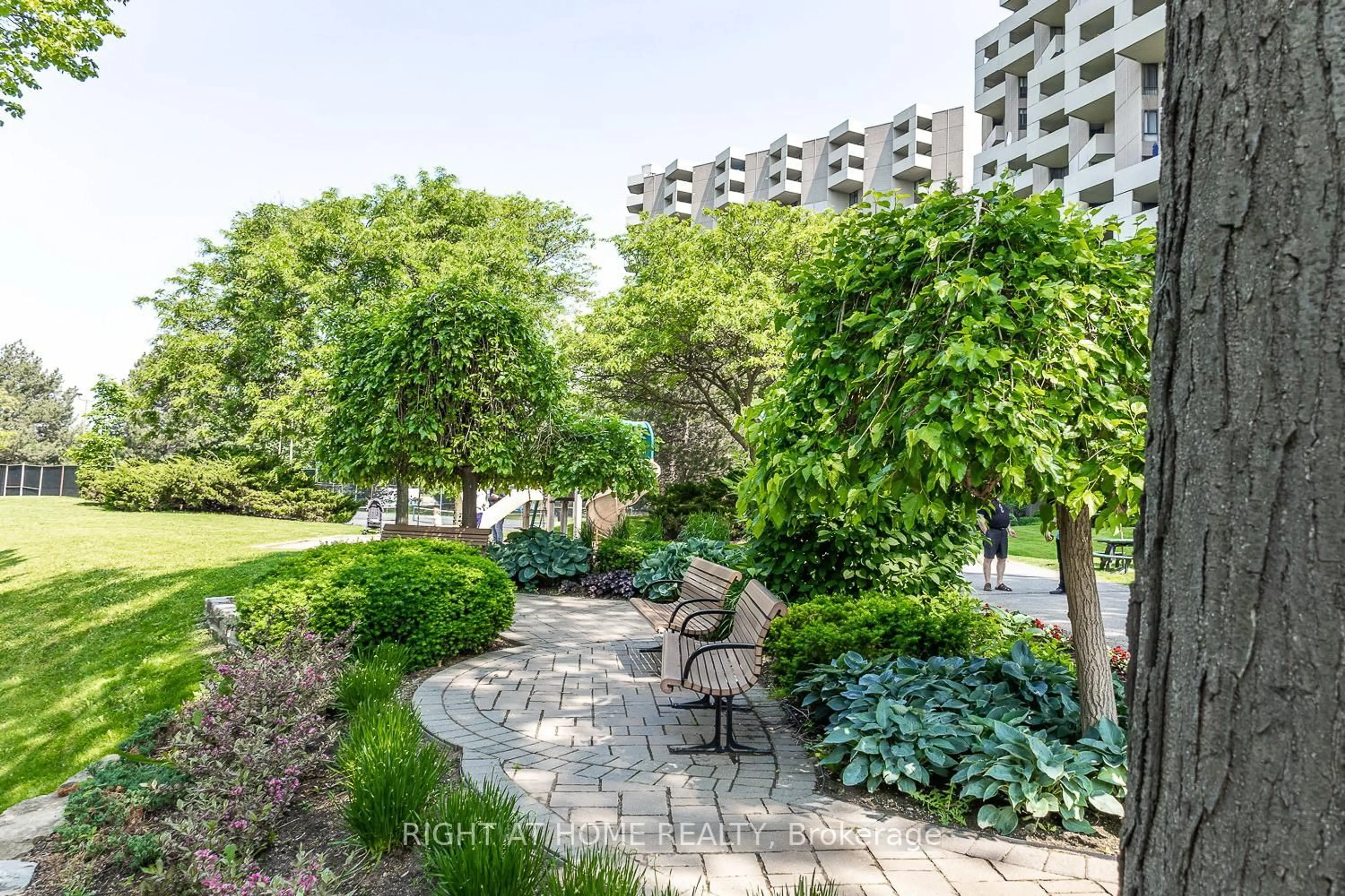 Patio, street for 296 Mill Rd #Ph 13, Toronto Ontario M9C 4X8