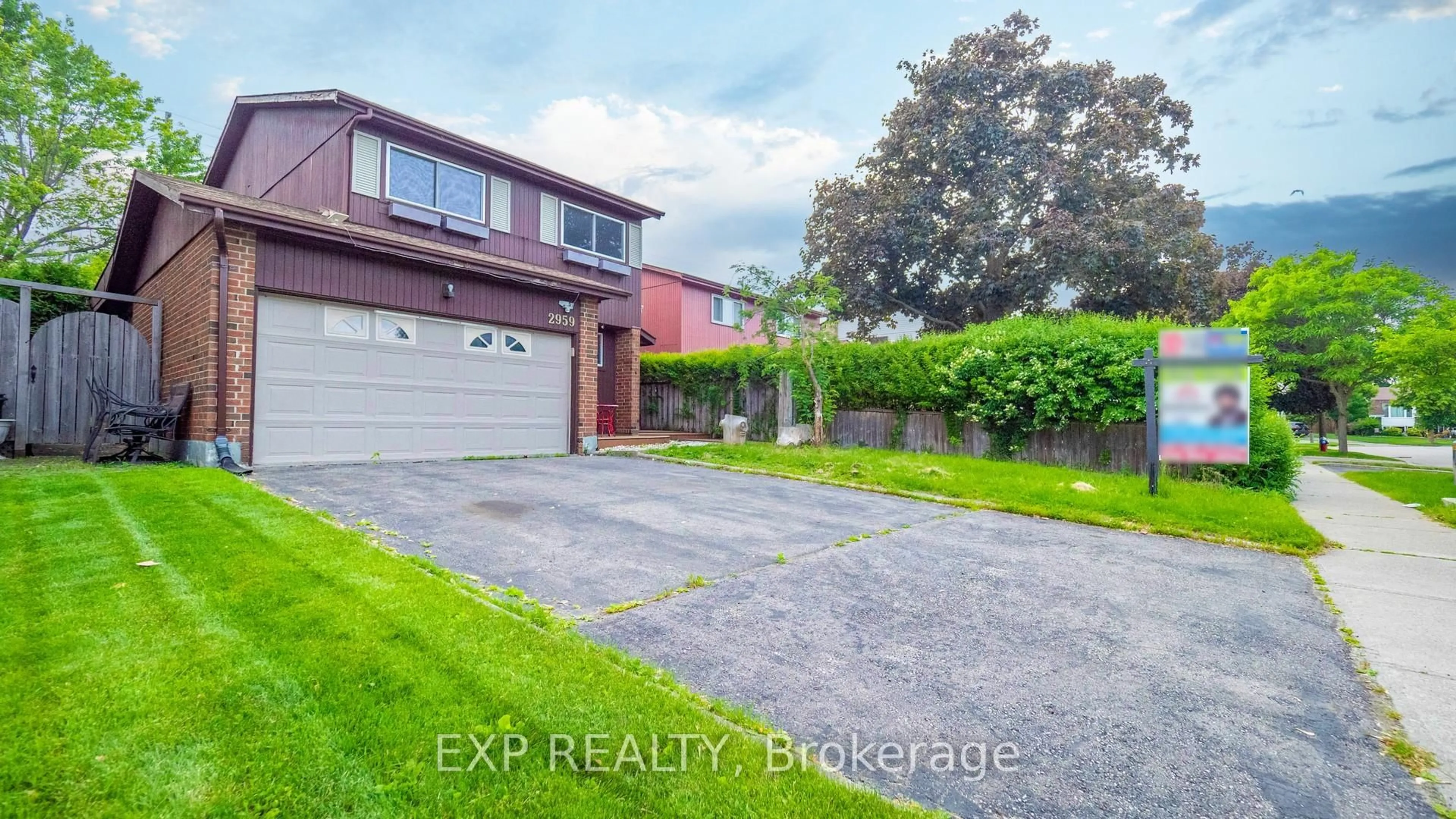 A pic from outside/outdoor area/front of a property/back of a property/a pic from drone, street for 2959 Saint Malo Circ, Mississauga Ontario L5N 1S8