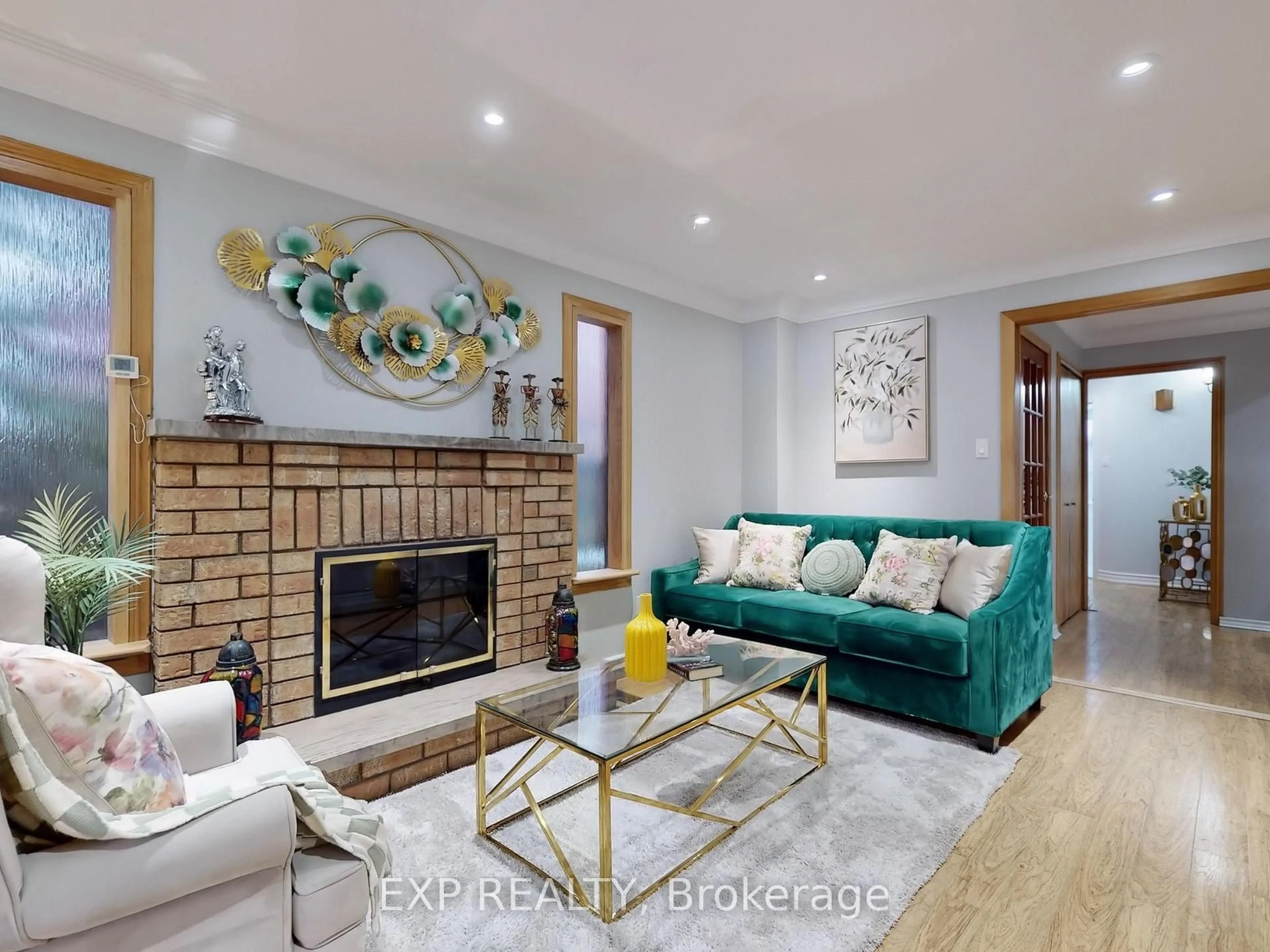Living room with furniture, unknown for 2959 Saint Malo Circ, Mississauga Ontario L5N 1S8