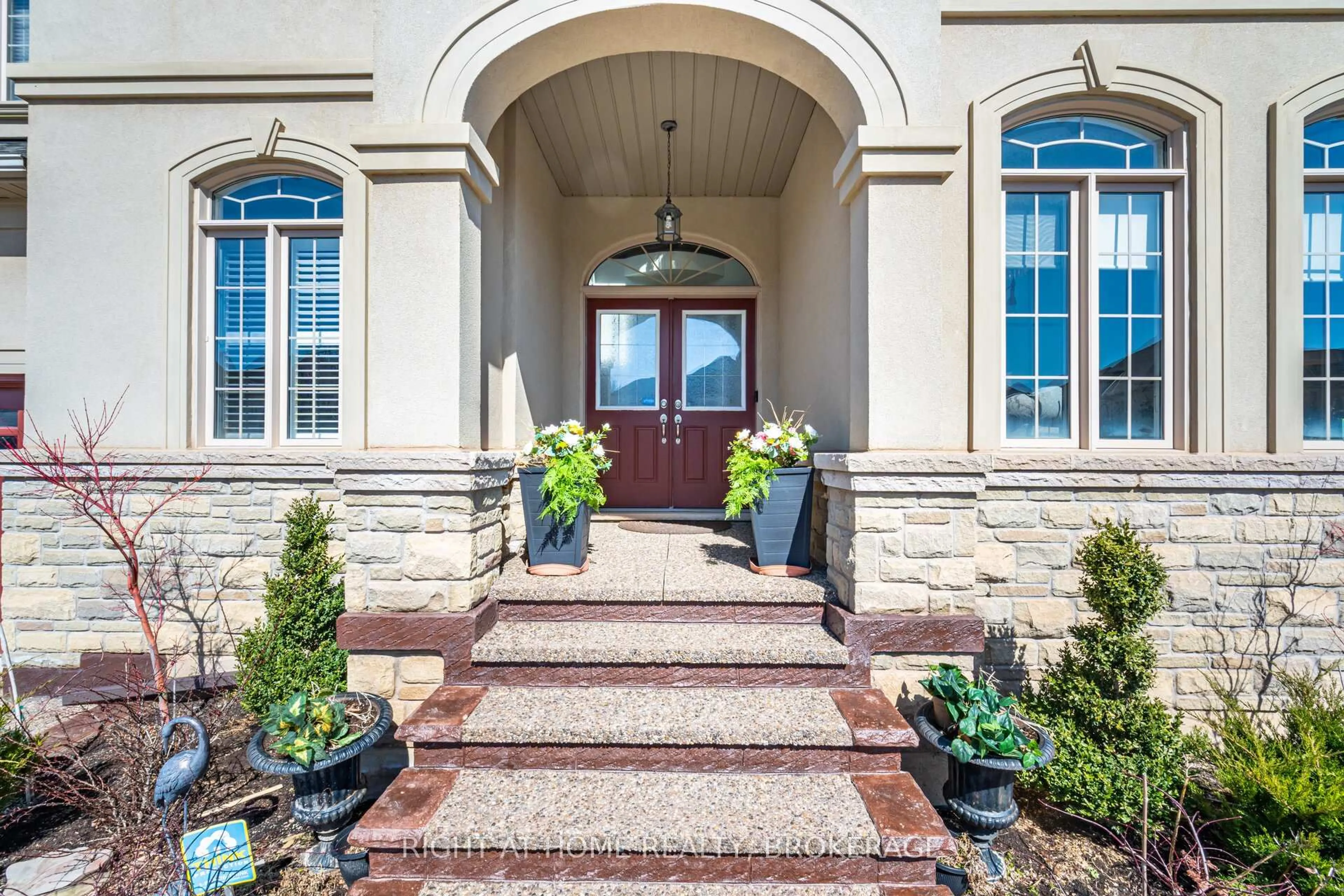 Indoor entryway for 105 Royal West Dr, Brampton Ontario L6X 0V6